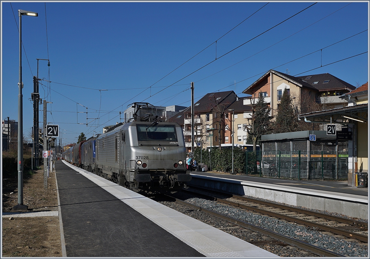Die  akiem  BB 37028 und eine weitere fahren mit einem langen EVIAN (Mineralwasser)-Güterzug durch den Bahnhof vom Thonon.

Werktags verkehren bis zu sechs solche Güterzugspaare.


27. März 2019