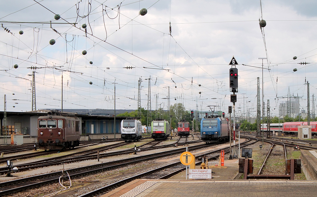 Die allseits bekannte und beliebte Lokabstellung im/am Basel bad Bhf...von li nach re: BLS 192(4425 192-2)  Spiez , Railpool/BLS 6187 004-7, BLS 4486 503 + eine unbekannte BLS Lok, SBBC 4421 390-6 und die ATLU 6185 515-4 die gerade mit einem KLV Zug angefahren kommt. Basel bad Bhf 09.05.2017 