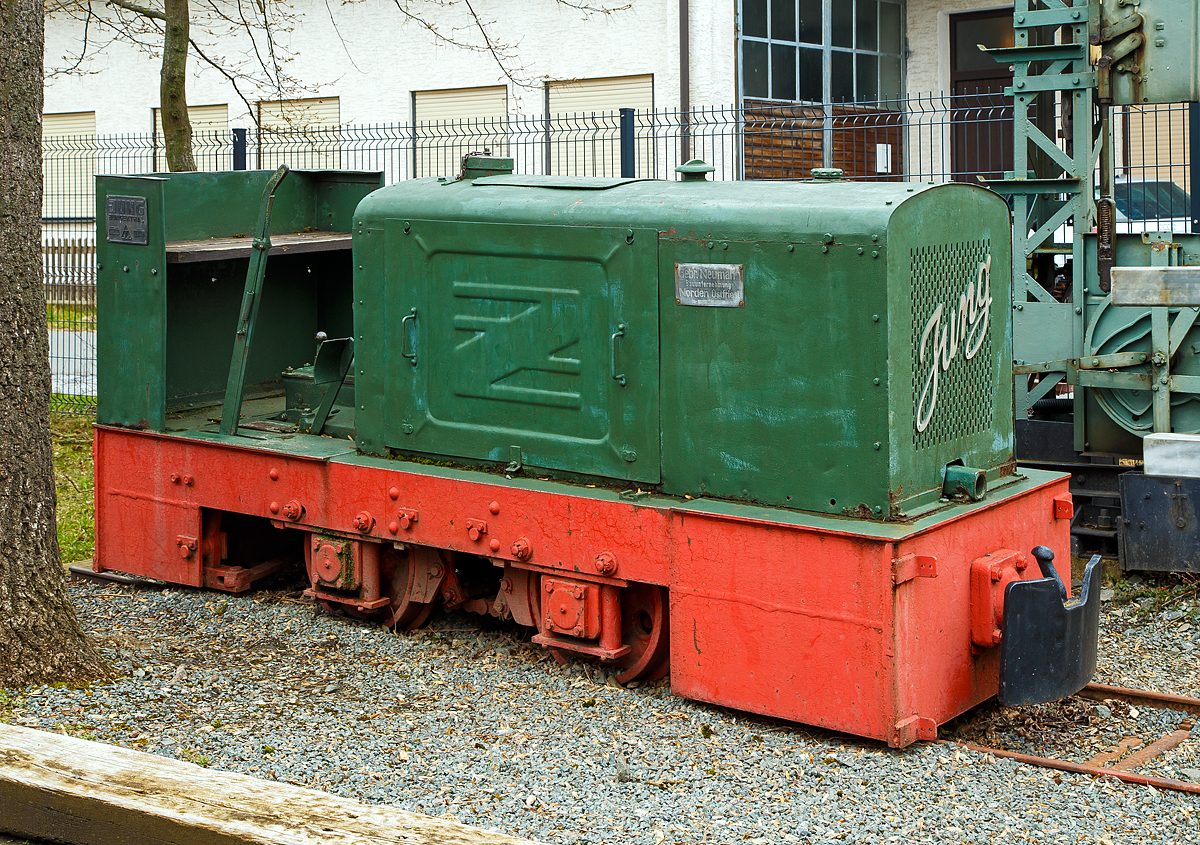 Die als Denkmal aufgestellte Jung ZL 114 Feldbahnlok (Jung 9570) am 26.03.2016 im Deutschen Dampflokomotiv-Museum DDM in Neuenmarkt-Wirsberg.

Die Lok vom Typ JUNG ZL 114 wurde 1940 von Arnold Jung Lokomotivfabrik GmbH, Jungenthal bei Kirchen a.d. Sieg unter der Fabriknummer 9570 gebaut und über Firma Ernst Carstens KG in Hamburg (Hädler) an die Baufirma Gebrüder Neumann im ostfriesischen Norden geliefert. Dort blieb sie bis Mitte der 1970er Jahre als Bauzuglok im Einsatz und wurde anschließend vom DDM übernommen.

Der Loktyp ZL 114 zählt zu dem Jung Diesellokprogramm der 2. Generation und wurde von 1935 bis 1960 in einer Stückzahl von ca. 800 Loks gefertigt. Die Lok ist mit einem Jung Zweizylinder-Zweitaktdieselmotor SZ 110 (Stehender Einzylinder Zweitaktmotor mit einem Kolbendurchmesser von 110 mm) mit 22-24PS Leistung bei 1.000 U/min ausgerüstet (Fabrik-Nr. 6087), diese Motoren baute Jung selbst. Über ein mechanisches Vierganggetriebe Typ 24 F (Fabrik-Nr. 3560) können Geschwindigkeiten von 4 – 7,8 – 11 - 15 km/h erreicht werden. Motor und Getriebe sind auf einen Rahmen vom Typ 24 L aufgebaut. Die Leistungsübertagung vom Getriebe auf die Achsen erfolgt über Rollenketten.

TECHNISCHE DATEN:
Typ: ZL 114
Spurweite: 600 mm
Anzahl der Achsen: 2
Bauart: B-dm
Länge über Puffer: 3.420 mm
Achsstand: 890 mm
Gewicht: 5.400 kg
Motor: Jung SZ 110 ein 2-Zylinder-2-Takt-Dieselmotor 
Leistung: 22 / 24 PS 
Nenndrehzahl: 1.000 U/min
Höchstgeschwindigkeit: 15 km/h
Zugkraft: 1.200 kg
