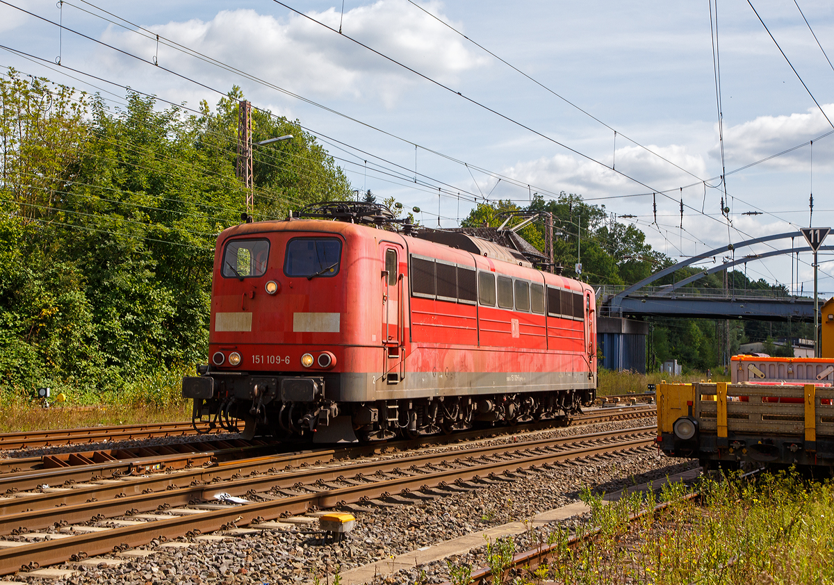 Die an die DB Cargo AG vermietete Railpool 151 109-6 (91 80 6151 109-6 D-Rpool) fährt am 24.08.2021 als Lz vom Rbf Kreuztal in die Abstellgruppe.

Die Lok wurde 1975 bei Henschel in Kassel unter der Fabriknummer 31885 gebaut. 