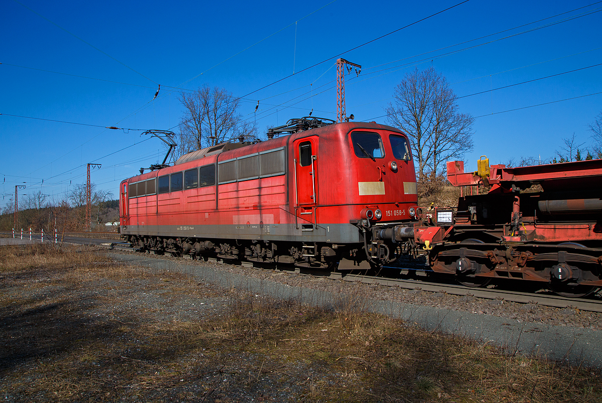 Die an die DB Cargo AG vermietete Railpool 151 058-5 (91 80 6151 058-5 D-Rpool), schiebt den extrem langen gemischten Güterzug der 185 222-7 gezogen wurde, durch Rudersdorf (Kr. Siegen) in Richtung Dillenburg nach.

Die 151 058-5 wurde 1974 von Henschel in Kassel unter der Fabriknummer 31801 gebaut. Bis 31.12.2016 gehörte sie zur DB Cargo AG. Zum 01.01.2017 wurden je 100 sechsachsige elektrische Altbau-Lokomotiven der Baureihen 151 und 155 an den Lokvermieter Railpool verkauft. Die DB Cargo mietet daraufhin 100 Loks von Railpool wieder an.
