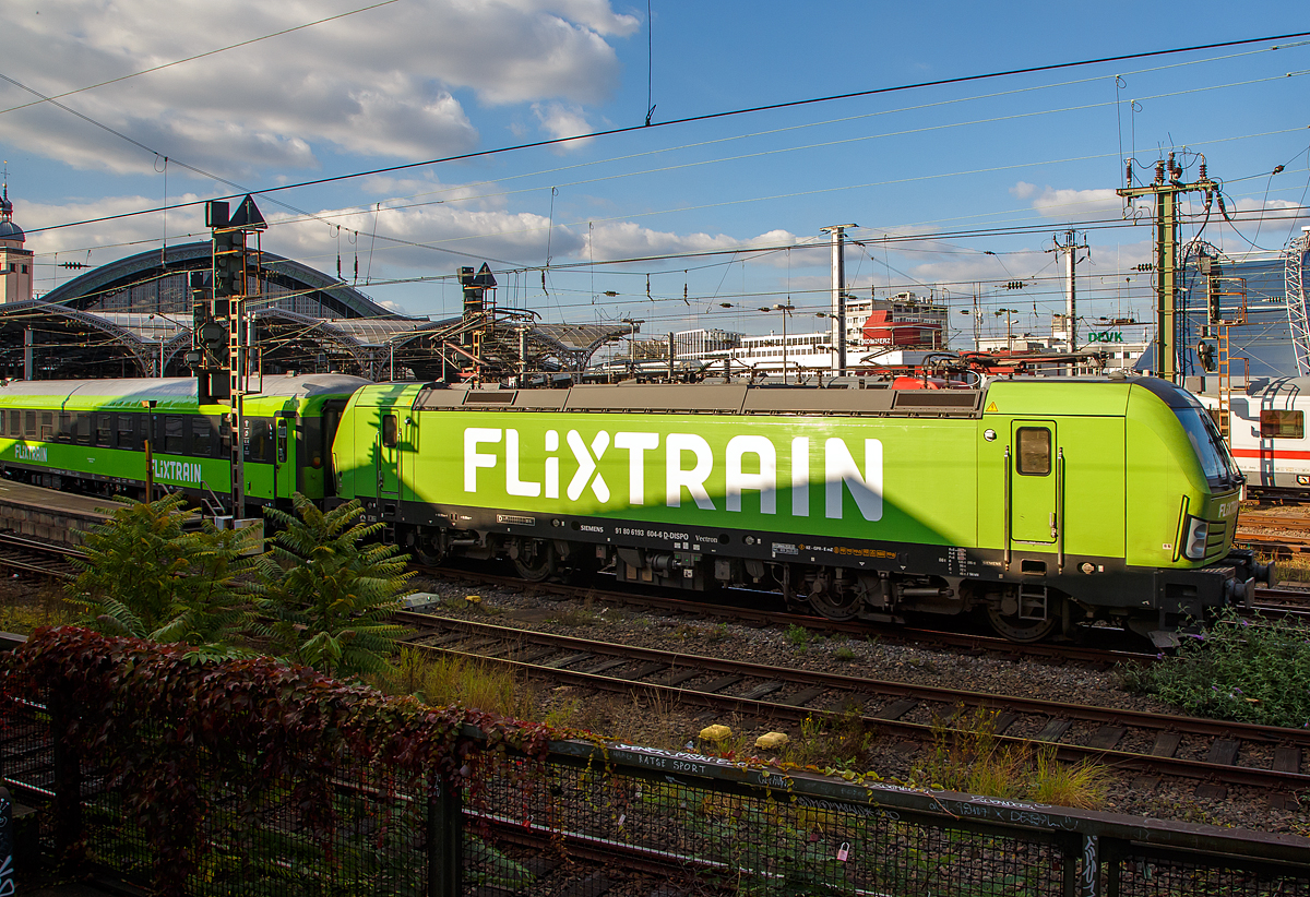 Die an die IGE - Internationale Gesellschaft für Eisenbahnverkehr für FlixTrain vermietete Siemens Vectron AC 193 604-6 / X4 E – 604 (91 80 6193 604-6 D-DISPO) der MRCE Dispolok GmbH (München) verlässt am 08.10.2021, mit dem FlixTrain FLX 30  (Zugnummer 1241) Aachen Hbf - Köln Hbf - Berlin Südkreuz, den Hauptbahnhof Köln.

Die Vectron AC wurde 2015 von Siemens Mobilitiy in München-Allach unter der Fabriknummer 21957 gebaut. Diese Vectron Lokomotive ist als AC – Lokomotive (Wechselstrom-Variante) mit 6.400 kW konzipiert und für eine Höchstgeschwindigkeit von 200 km/h zugelassen für Deutschland und Österreich. Seit Mai 2021 führt die IGE bzw. Internationale Gesellschaft für Eisenbahnverkehr IGE GmbH & Co. KG als Eisenbahnverkehrsunternehmen (EVU) den Verkehr der FlixTrain Verbindungen durch. 

Die Reisezugwagen werden von Firma Talbot-Services GmbH an FlixTrain (einschl. Full Service) vermietet. Der älteste deutsche Hersteller von Schienenfahrzeugen, die Waggonfabrik Talbot in Aachen, gehörte von 1995 bis zum 30. Juni 2013 zu Bombardier Transportation und sollte geschlossen werden. Die neue Talbot Services GmbH hat den Standort übernommen und die Weiterbeschäftigung für ca. 240 Mitarbeiter ermöglicht. Bei FlixTrain hat man sich in der Corona-Zwangspause zu einer radikalen Modernisierung entschlossen. 135 Waggons werden von Grund auf saniert. Den Auftrag erhielt Talbot Services, außerdem übernehmen die Aachener für mindestens 15 Jahre die gesamte Betreuung und Wartung der grünen Flixflotte. Das ist somit die Basisabsicherung des gesamten Unternehmens über lange Zeit.
