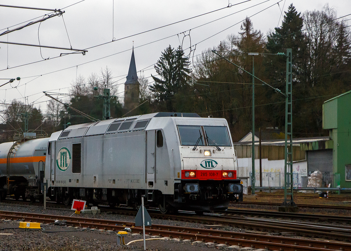 Die an die ITL Eisenbahngesellschaft mbH vermietete AKIEM 285 108-7 (92 80 1285 108-7 D-ITL) dieselt am 05.01.2022 mit einem Kesselwagenzug durch Betzdorf (Sieg) in Richtung Köln. Der Sound war ein Genuss für meine Ohren.  

Die TRAXX F140 DE wurde 2008 von der Bombardier Transportation GmbH in Kassel unter der Fabriknummer 34379 gebaut und CBRail geliefert. Ab 2013 Macquarie European Rail Ltd und 2020 hat AKIEM das Leasinggeschäft der Macquarie European Rail übernommen. Die Listen im Netz führen sie, weil AKIEM der Eigentümer ist, als 92 80 1285 108-7 D-AKIEM, aber angeschrieben ist nach meiner Sichtung „D- ITL“. Zugelassen ist diese Lok nur in Deutschland, dies liegt aber an der ausgeführten Variante (bzw. Zugsicherung).

Der Mieter ITL Eisenbahngesellschaft mbH wurde 1998 unter dem Namen „Import, Transport, Logistik“ (ITL) als Familienunternehmen gegründet. Im April 2008 kaufte die SNCF 75 Prozent der Gesellschaftsanteile. Seit 1. Dezember 2010 gehört die ITL vollständig zu SNCF Geodis, der Transport- und Logistiksparte der französischen Staatsbahn und ist in die deutsche Captrain-Gruppe integriert.

Die Lokomotiven TRAXX F140 DE sind die aus der Plattform Traxx 2e des Herstellers Bombardier hervorgegangene Mehrzweck-Dieselversion. Sie sind mit einem 2.200 kW (3.000 PS) starken MTU 16V 4000 R41L Dieselmotor und elektrischer Wechselstrom-Kraftübertragung ausgestattet, so dass sie eine Anfahrzugkraft von 270 kN und eine maximale Betriebsgeschwindigkeit von 140 km/h erreicht. Diese Lokomotiven sind beliebt bei Unternehmern, die elektrische Traxx-Flotten im Betrieb haben, aber für Strecken mit langen, nicht elektrifizierten Abschnitten zuverlässige Zugkraft brauchen.

TECHNISCHE DATEN der BR 285 (TRAXX F140 DE):
Hersteller: Bombardier Transportation
Baujahre: 2007 bis 2013 (35 Stück)
Spurweite: 1.435 mm
Profil: UIC 505-1
Achsfolge: Bo´Bo´
Länge über Puffer: 18.900 mm
Drehzapfenabstand: 10.440 mm (virtuell)
Achsabstand im Drehgestell: 2.600 mm
Treibraddurchmesser: 1.250 mm (neu) / 1.170 mm (abgenutzt)
Breite: 2.977 mm
Höhe: 4.264 mm
Dienstgewicht: 82 t
Maximale Geschwindigkeit: 140 km/h
Anfahrzugkraft: 270 kN
Dauerzugkraft: 240 kN ab 26 km/h

Dieselmotor Hersteller: Motoren- und Turbinen-Union, Friedrichshafen (MTU)
Dieselmotor Art/Typ: wassergekühlter V-16-Zylinder- 4Takt-Dieselmotor mit zweistufiger Turboaufladung und Ladeluftkühlung, sowie mit Common-Rail-Einspritzsystem vom Typ  MTU 16V 4000 R41L
Der Motor schaltet im Leerlauf  8 der 16 Zylinder ab, um den Spritverbrauch und Schadstoffausstoß zu senken.
Motor-Hubraum : 76,265 l (Bohrung 170 mm, Hub 210 mm)
Motorgewicht: 7.930 kg (trocken) / 8.510 kg (nass)
Dieselmotorleistung: 2.200 kW (3.000 PS) bei 1.800 U/min

Kraftübertragung: dieselelektrisch
Traktionsmotoren:  4 Stück Drehstrom-Asynchronmotor
Leistung am Rad: 1.825 kW
Antrieb: Tatzlagerantrieb
Bremskraft: 150 kN
Elektrische Bremsleistung: max. 1.000 kW
Tankvolumen: 5.000 l 
Bauart der Bremsen: Druckluftbremse, Feststellbremse, Dynamische Bremse
Kleister befahrbarer Gleisbogen: R = 100 m
Zugsicherung: GSM-R, PZB90 
Bremsgewicht: P 90 G 77