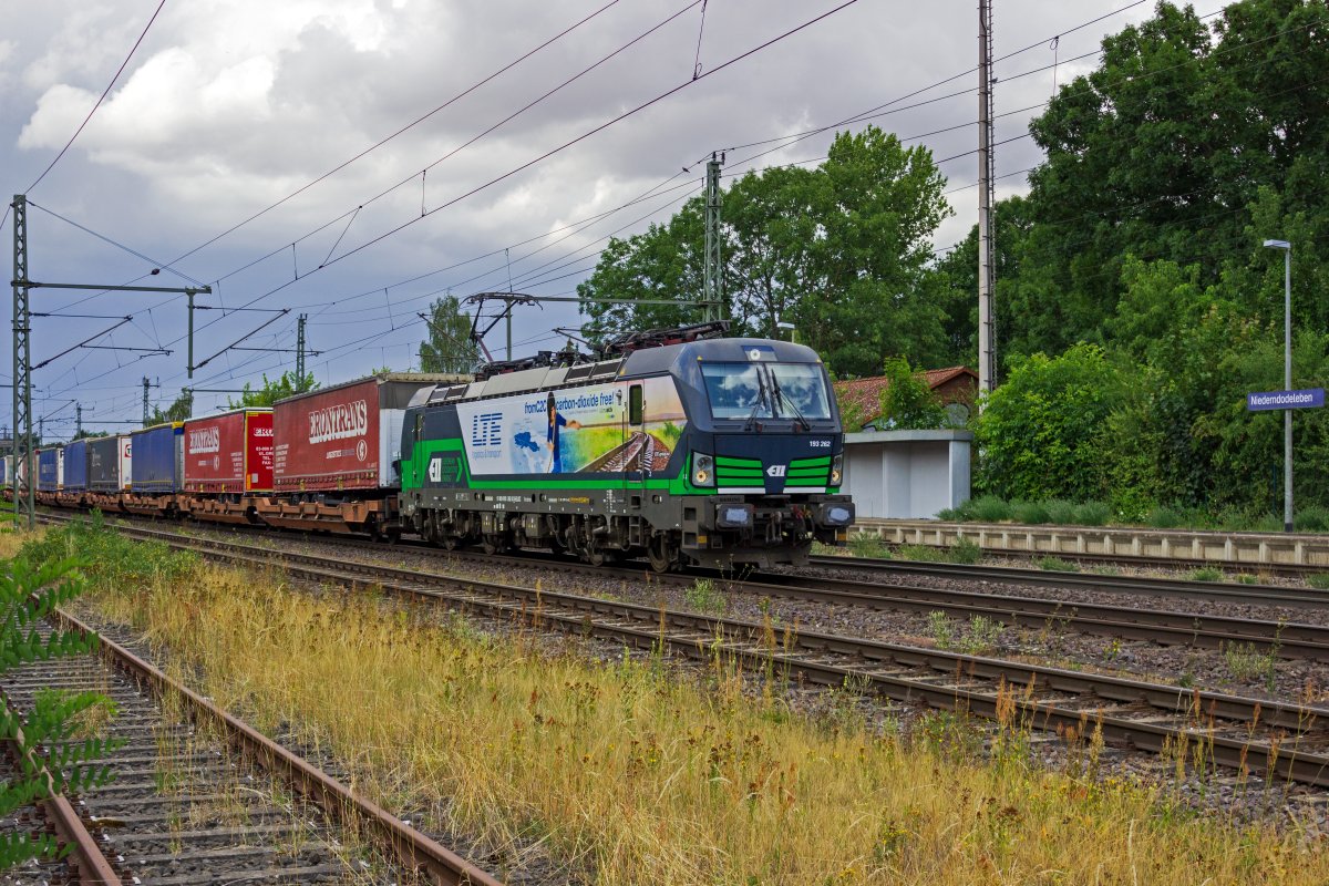 Die an die sterreichische Firma LTE vermietete 193 262 wirbt fr die gute Klimabilanz des Schienengterverkehrs. Passend dazu macht der Trailerzug, den die Lok transportiert eine groe Zahl an LKW-Fahrten berflssig.