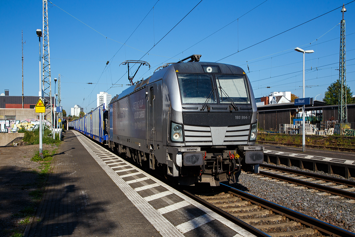 Die an die RTB CARGO GmbH vermietete Siemens Vectron AC 193 994-1  (91 80 6193 994-1 D-Rpool) der Railpool f�hrt am 08.10.2021 mit einem leeren H�dlmayer/Touax-Autotransportzug (Wagen der Gattung Laaers) durch den Bahnhof Bonn-Beuel in Richtung S�den.

Die Vectron AC wurde 2019 von Siemens Mobilitiy in M�nchen-Allach unter der Fabriknummer 22682 gebaut. Diese Vectron Lokomotive ist als AC – Lokomotive (Wechselstrom-Variante) mit 6.400 kW konzipiert und zugelassen f�r Deutschland, �sterreich. Ungarn und Rum�nien (D/A/H/R), sie hat eine H�chstgeschwindigkeit von 200 km/h.