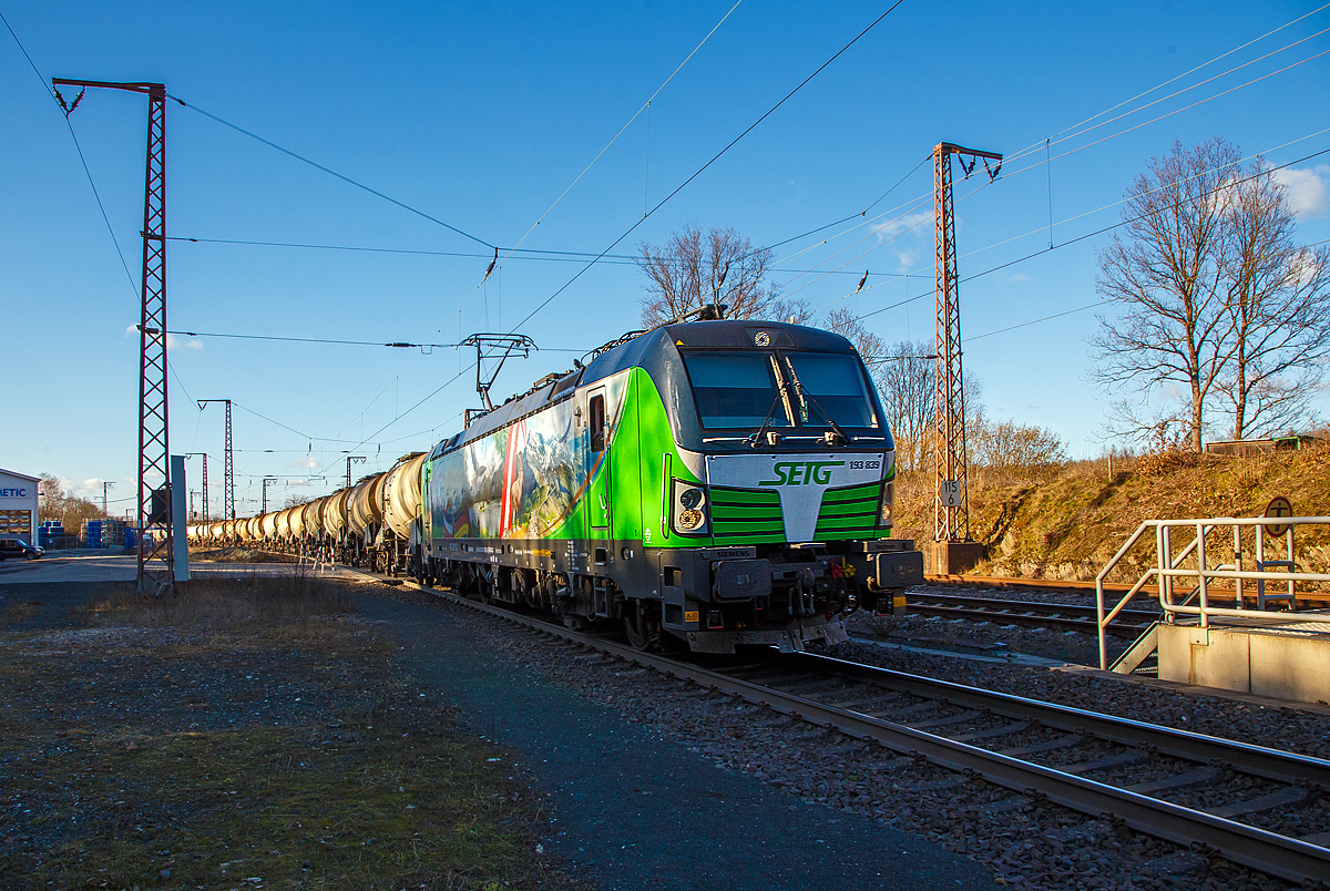 Die an die SETG - Salzburger Eisenbahn TransportLogistik vermietete Vectron193 839-8 (91 80 6193 839-8 D-ELOC) der European Locomotive Leasing, ex Siemens Mobility 91 80 6193 839-8 D-SIEAG, fährt am 27.02.2021, mit einem Kesselwagenzug (Wagen der Gattung Zacns für flüssige Kreide), durch Rudersdorf (Kr. Siegen) über die Dillstrecke (KBS 445) in Richtung Süden.

Die Siemens Vectron MS (mit  6.4 MW Leistung) wurde 2018 von Siemens Mobilitiy in München-Allach unter der Fabriknummer  22449 gebaut. Die Vectron MS hat Zulassungen für Deutschland, Österreich, Ungarn, Tschechien, Slowakei, Polen, Rumänien, Kroatien und Slowenien.
