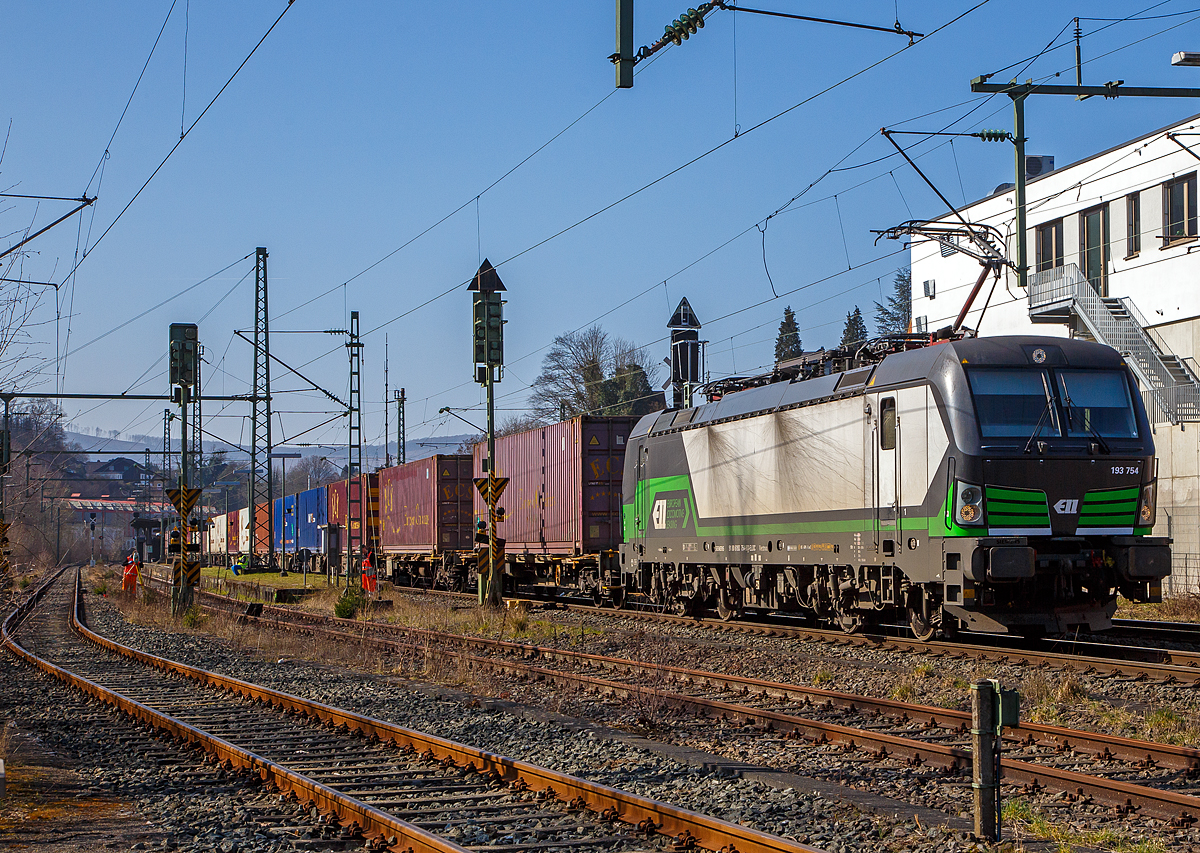 Die an die SETG - Salzburger Eisenbahn TransportLogistik vermietete Vectron MS 193 754 (91 80 6193 754-9 D-ELOC) fährt am 24.03.2021 mit einem KLV-Zug, auf der Siegstrecke durch Niederschelden in Richtung Siegen.

Die Siemens Vectron MS wurde 2019 von Siemens Mobilitiy in München-Allach unter der Fabriknummer 2 2594 gebaut. Sie hat die Zulassungen für Deutschland, Österreich, Ungarn, und die Niederlande (D, A, H, NL). Die Zulassungen für Tschechien, Slowakei, Polen und Rumänien (SK, RO, CZ, PL) sind noch durchgestrichen.
