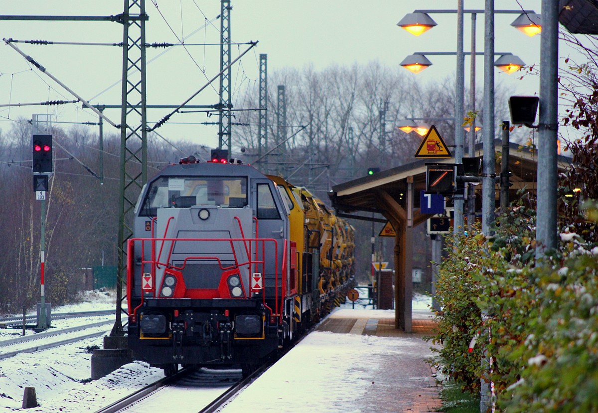 Die an SGL verliehene 1261 309-9(V170.18) und die 1293 508-8(V150.02) hingen am Zugende des von der 1277 031-1 gezogen Bauzuges. Schleswig 22.11.2015