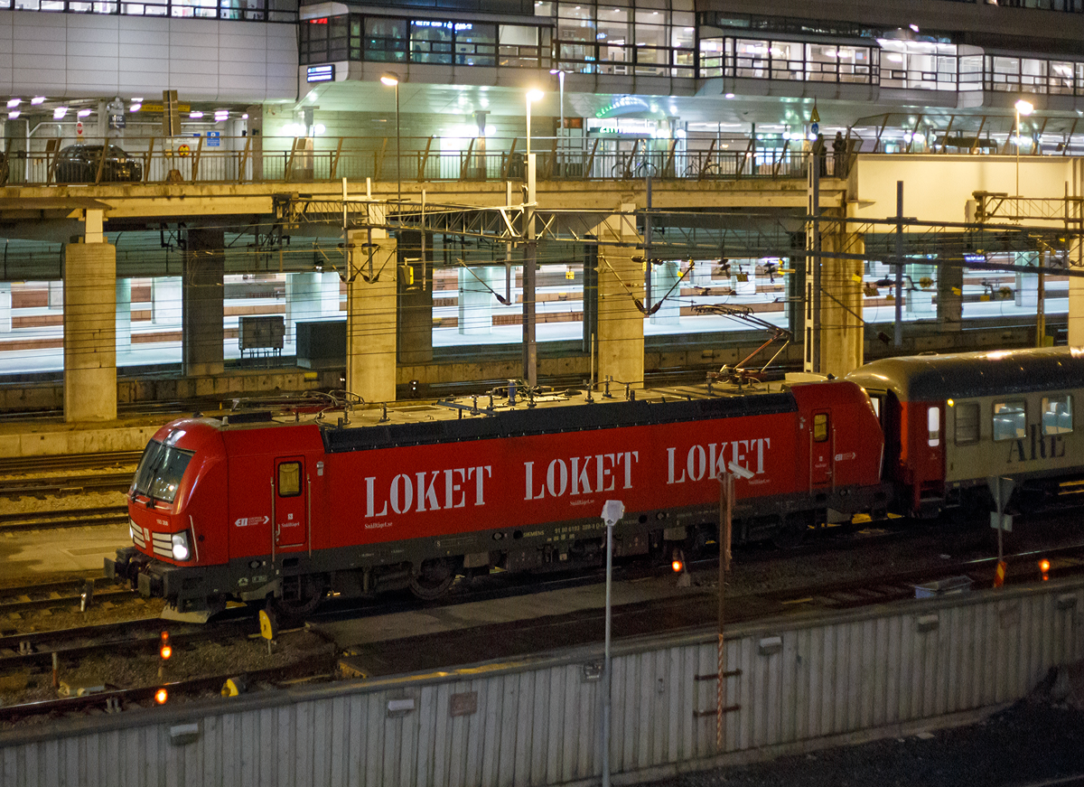 
Die an Snlltget  (ein Unternehmen Transdev Sverige AB) vermietete Siemens Vectron AC 193 288-8 (91 80 6193 288-8 D-ELOC) der ELL - European Locomotive Leasing, verlsst am Abend des 20.03.2019 mit einem Snlltget  Nachtzug Stockholm Central. Snlltget betreibt u.a. den ”Berlin Night Express” (Berlin- Malm-Stockholm).

Die Siemens Vectron AC wurde 2018 von Siemens Mobilitiy in Mnchen unter der Fabriknummer 22256 gebaut. Sie hat die Zulassung fr Schweden und Norwegen.
