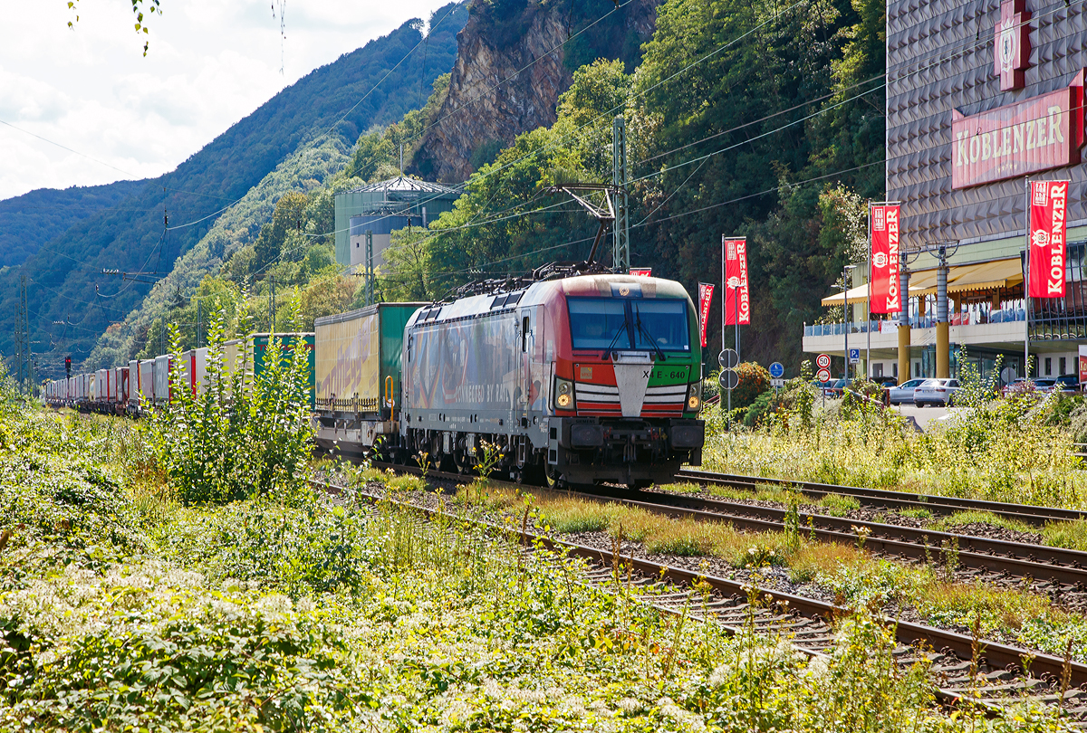 Die an die TX Logistik AG vermietete Siemens Vectron MS X4 E - 640 (mit Werbung -Connected by Rail-) bzw. 193 640 (91 80 6193 640-0 D-DISPO) der MRCE Dispolok GmbH (München) fährt am 02.09.2020, mit einem KLV-Zug, auf der Linken Rheinstrecke durch Koblenz-Oberwerth in Richtung Köln. Im Hintergrund die Koblenzer Brauerei (früher Königsbacher Brauerei).

Die Siemens Vectron MS - 6.4 MW wurde 2016 von Siemens in München-Allach unter der Fabriknummer 22164 gebaut. Sie hat die Zulassungen für Deutschland, Österreich und Italien , sie hat eine Höchstgeschwindigkeit von 160 km/h.