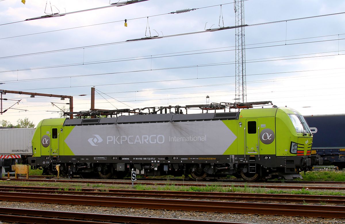 Die ATLU/PKPCI 193 590-7 hat im Gegensatz zu den GreenCargo Vectronen 4 Stromabnehmer, Pattburg 08.05.2024