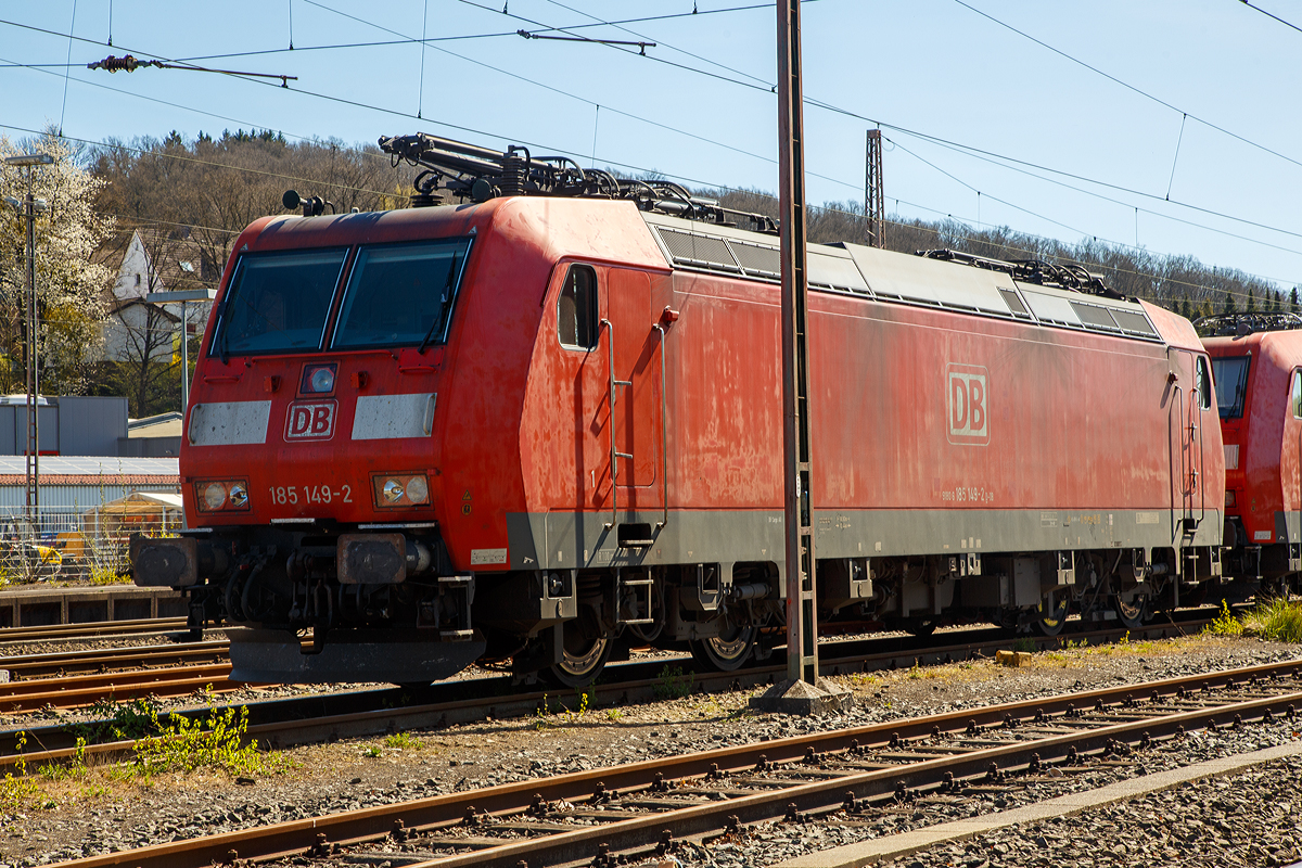 
Die auch für die Schweiz zugelassene 185 149-2 (91 80 6185 149-2 D-DB) der DB Cargo AG ist 11.04.2020 in Kreuztal abgestellt.

Die TRAXX F140 AC wurde 2003 bei Bombardier in Kassel unter der Fabriknummer 33617 gebaut. Sie hat die Zulassungen für Deutschland und die Schweiz, man kann es auch an den vier DSA-200 Einholm-Stromabnehmer erkennen. Außen sind jeweils die für das Schweizernetz bestimmten Stromabnehmer mit einer Wippenbreiten von 1.450 mm (500 mm schmaleren) und innen die DB-Netz bestimmten mit einer Wippenbreiten von 1.950 mm.
