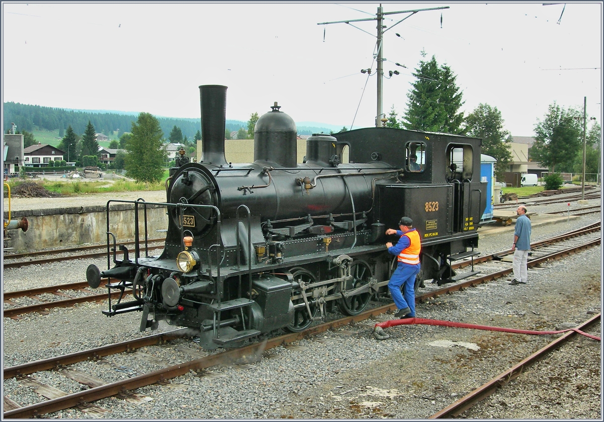 Die aus Le Pont in Le Braussus angekommene E 3/3 8523 wird für die Rückfahrt vorbereitet.
27. Juli 2006