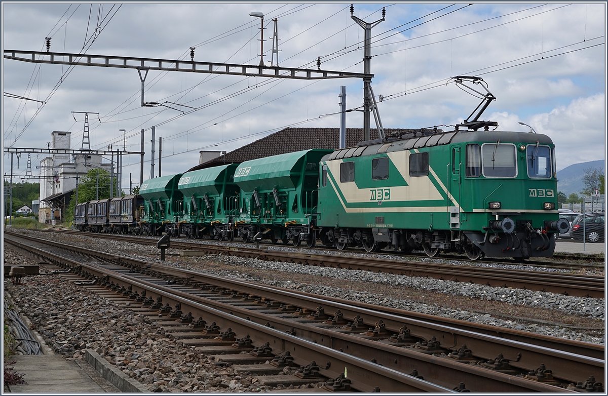 Die BAM MBC Re 4/4 II (91 85 4420 506-8 CH-MBC) wartet in Gland mit einem Leerzug* auf die Rückfahrt nach Apples.
 9. Mai 2017

*einige der mit Kies auf der Hinfahrt beladenen Wagen sind für die Rückfahrt mit Sand beladen worden.