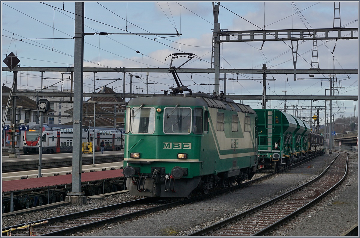 Die BAM Re 4/4 II (UIC 91 85 4420 506 8 CH MBC) hat ihren Zug über die Rollbockgrube den beidne Ge 4/4 übergeben und übernimmt nun ihren vollen Zug für die Fahrt nach Gland.
22. Feb. 2017