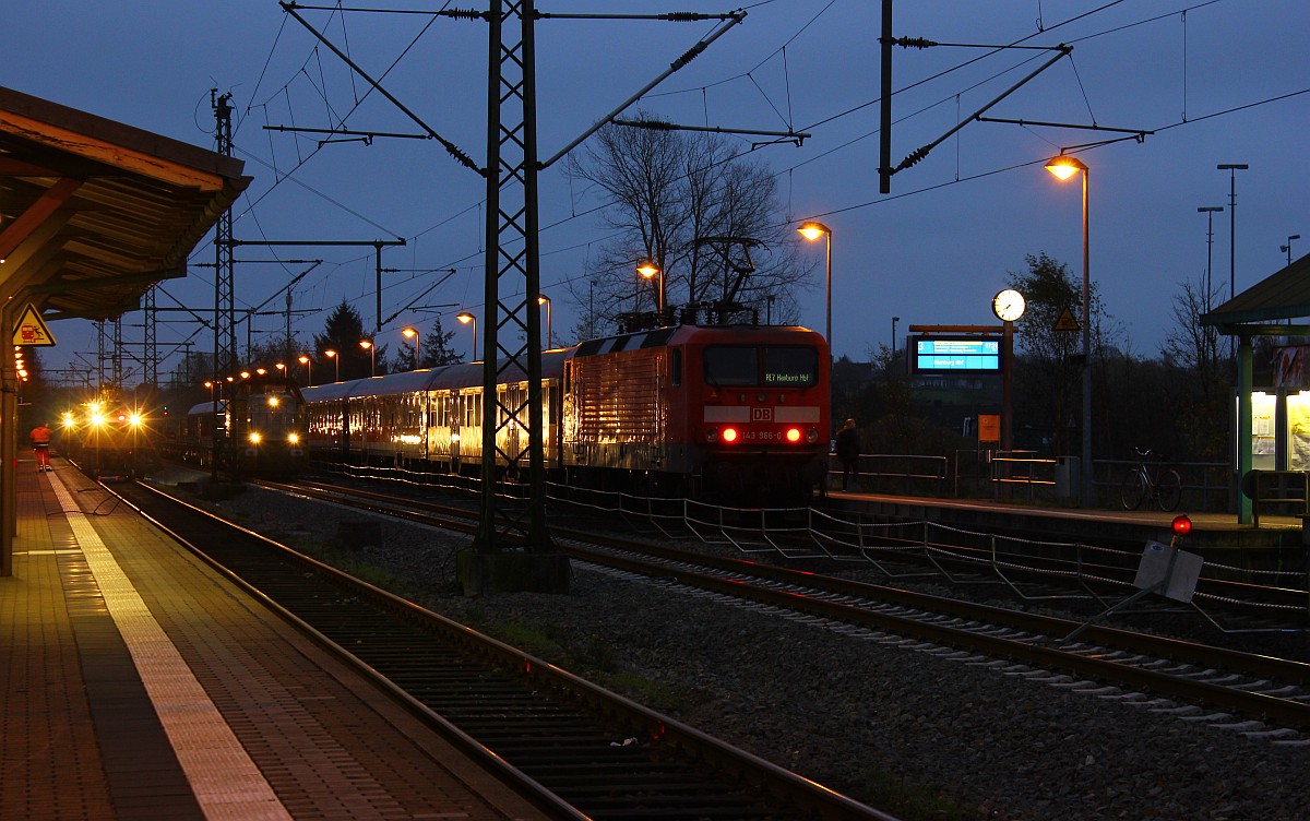 Die Bauarbeiten haben wieder begonnen in Schleswig...inzwischen ist Gleis 1(im Vordergrund) schon abgebaut worden. Eine der letzten 143 hier die 143 966-0 fungierte gestern als Schublok des RE7 nach Hamburg. Schleswig 11.11.2015