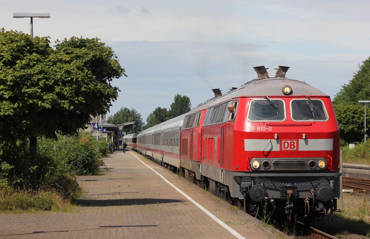 Die beiden 218 schoben den Leer-IC dann lautstark Richtung Husum-Nord in die Abstellung. 10.07.2019 