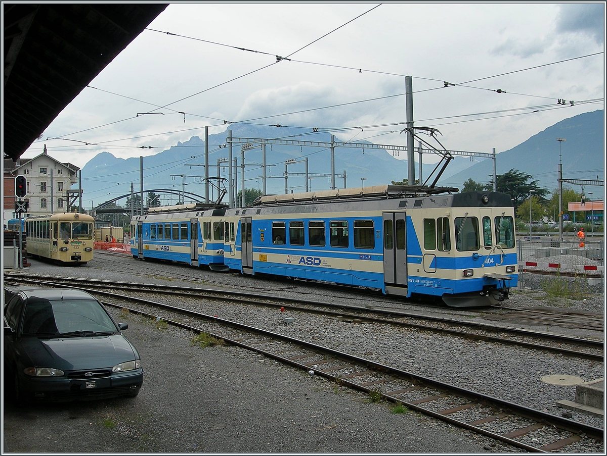 Die beiden ASD BDe 4/43 403 und 404 verlasen den alten Schmalspurbahnhof von Aigle auf ihrer Fahrt nach Les Diablerets. 

14. Sept. 200