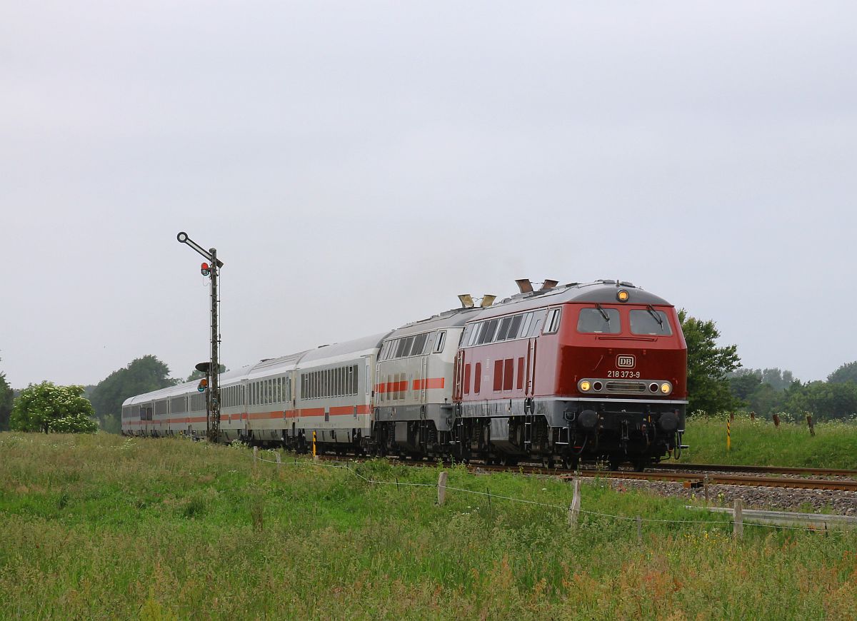 Die beiden neuen  Exoten  des Bw Niebüll, die erst kürzlich wieder in altrot lackierte 218 373 (alias 218 838) und die lichtgrau lackierte 218 341 vor dem IC 2215 Westerland(Sylt) - Itzehoe passieren am 02.06.2024 das Einfahrtsignal von Lindholm