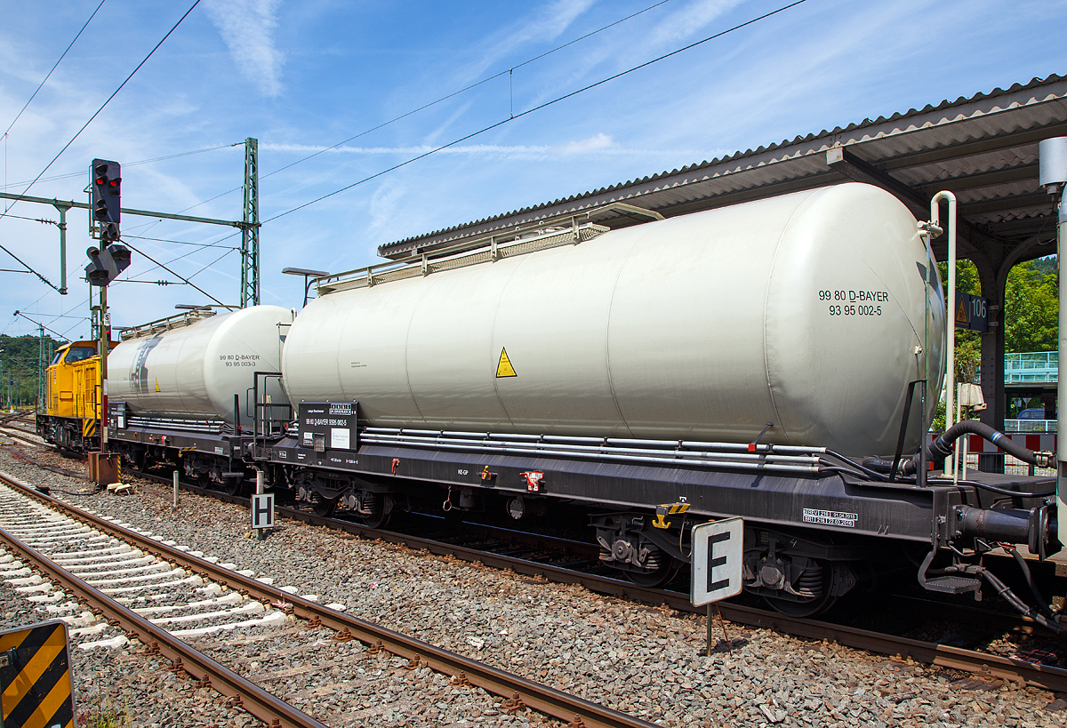 
Die beiden Wasserwagen 99 80 D-BAYER 9395 002-5 und  99 80 D-BAYER 9395 003-3 (zwei Drehgestell-Kesselwagen mit 4 Rads�tzen) vom Unkrautspritzzug der Bayer CropScience Deutschland GmbH am 10.06.2016 beim Halt im Bahnhof Betzdorf (Sieg).  

Technische Daten: 
Spurweite: 1.435 mm (Normalspur) 
Anzahl der Achsen: 4 in 2 Drehgestellen
L�nge �ber Puffer: 13.650mm 
Drehzapfenabstand: 7.500 mm 
Achsabstand im Drehgestell: 1.800 mm 
Eigengewicht: 22.650 kg  bzw. 22.950 kg 
Nutzinhalt: 63.000 Liter (wobei vom max. Gewicht nur 57.000 l m�glich)
Max. Zuladung: 57 t (bei Streckenklasse C)
H�chstgeschwindigkeit: 120 km (lauftechnische Eignung)