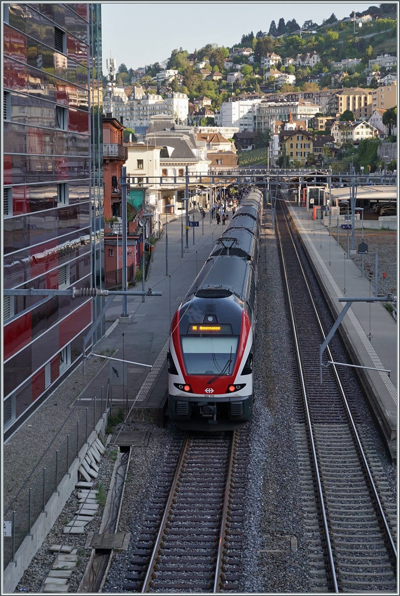 Die beidne SBB RABe 511 114 und 115 haben als RE33 nach Annemasse den Bahnhof von Montreux erreicht.

29. April 2025