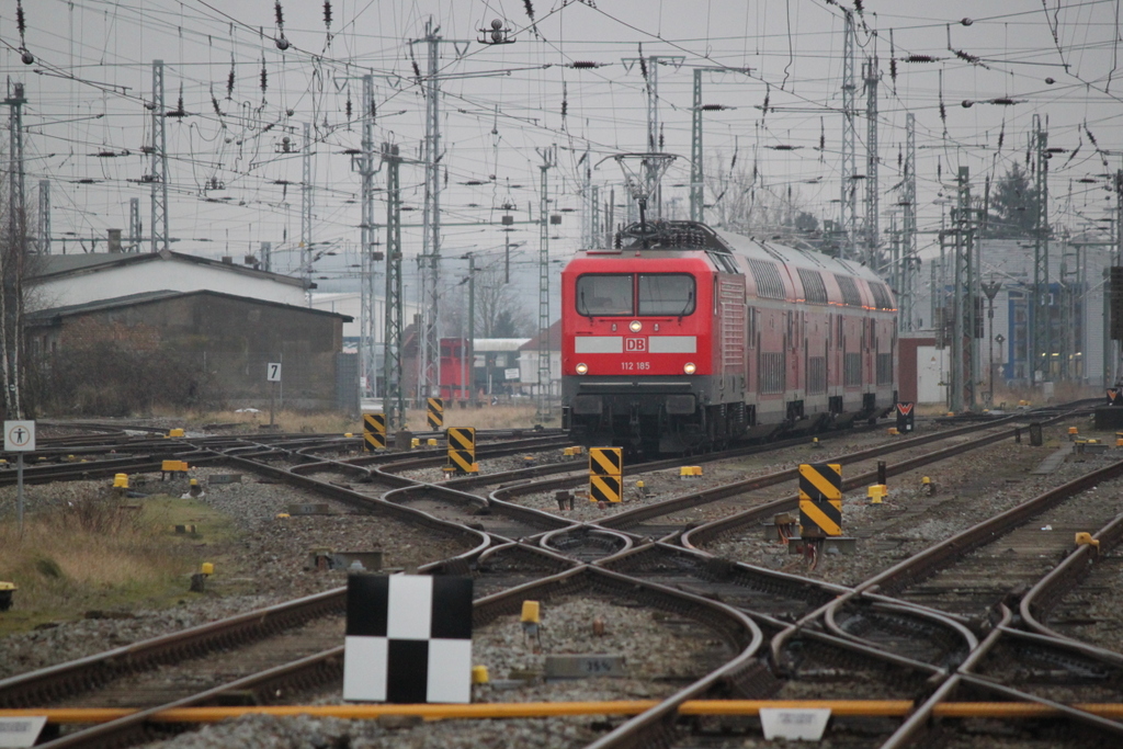 Die Berliner 112 185-4 mit RE 5 von Rostock Hbf nach Elsterwerda bei der Bereitstellung im Rostocker Hbf.20.01.2018