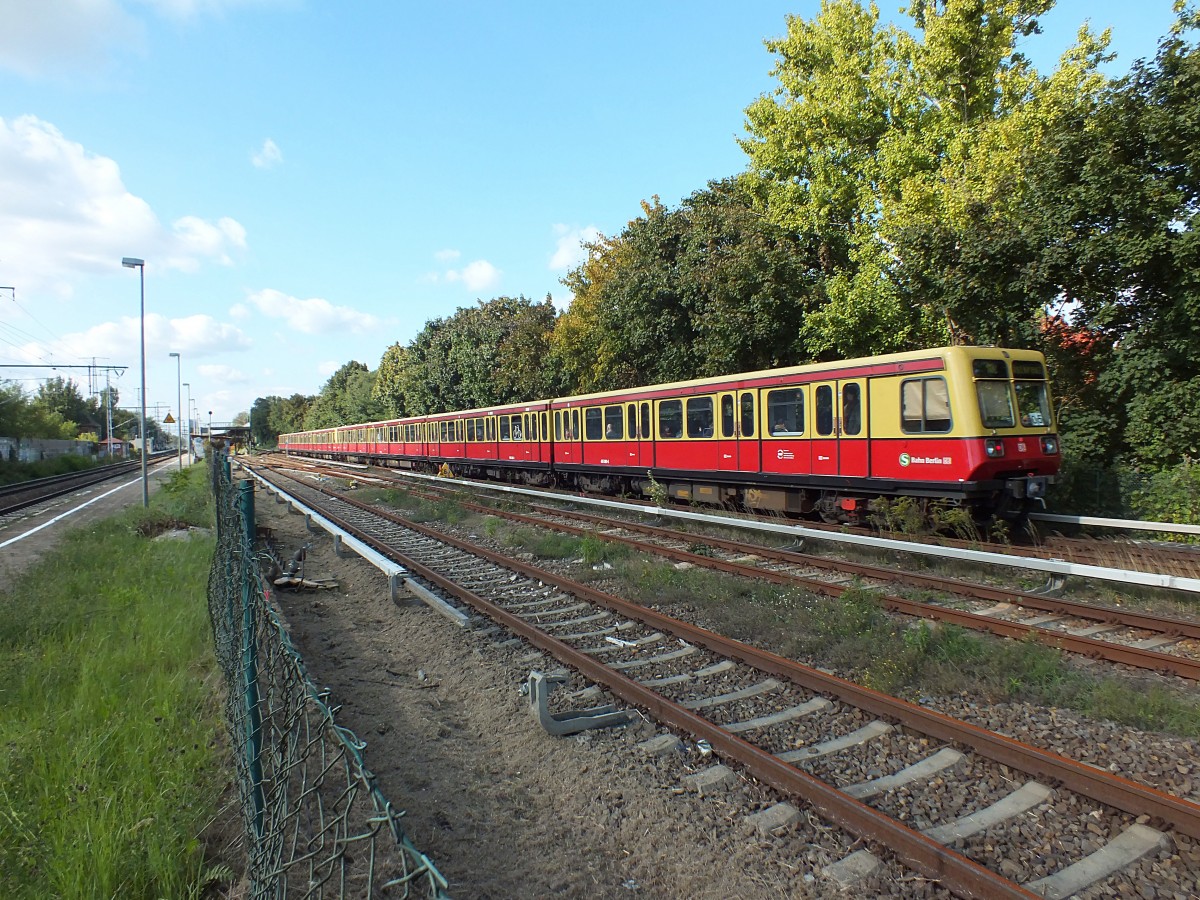 Die Berliner S-Bahnlinie 3 ist im Moment vom restlichen Netz isoliert. Mir soll's recht sein, denn damit haben hier die alten 485er ihre letzte Auslaufstrecke. Und das sogar artrein. In Berlin-Karlshorst f�hrt ein Vollzug in Richtung Erkner.
S3 -> Erkner