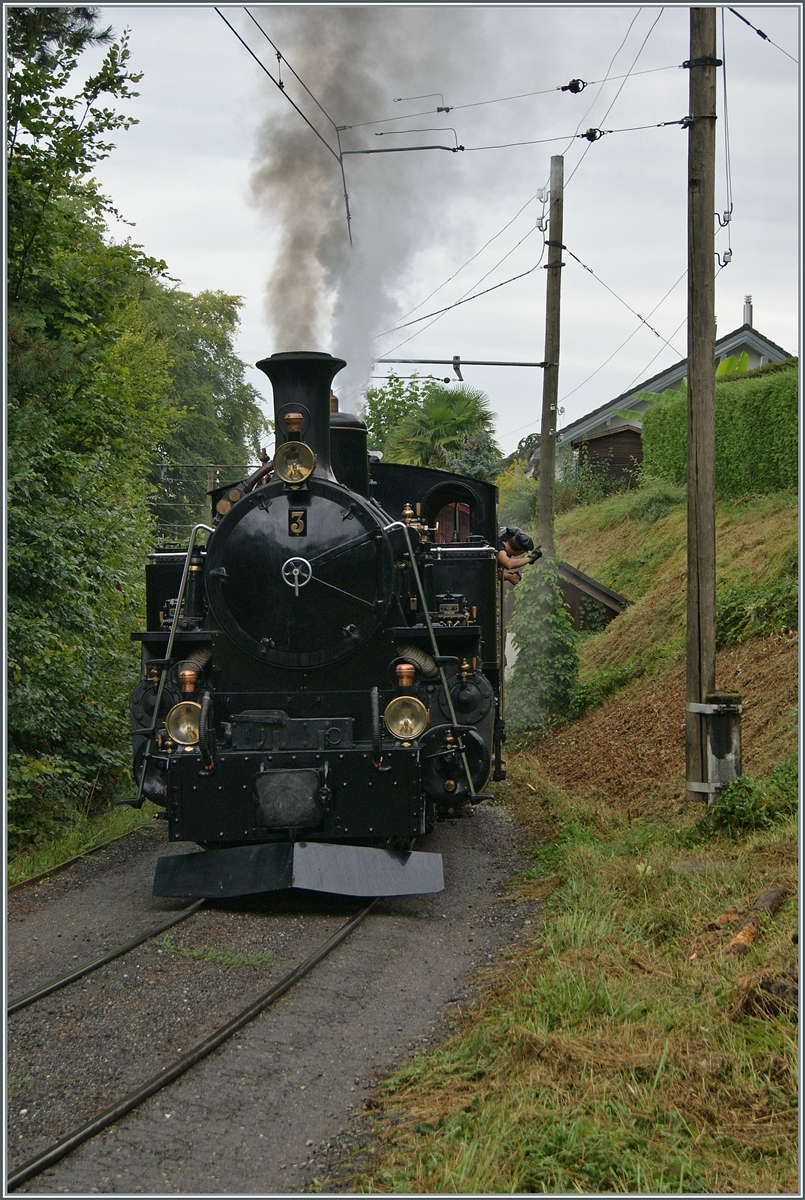 Die BFD HG 3/4 N° 3 der Blonay Chamby Bahn legte in Chantemerle einen kurzen Halt ein, wobei auffällig viele Reisenden ausgestiegen sind. Vorsichtig setzt sich die Lok mit ihrem schweren Reisezug wieder in Bewegung um nach Chaulin zu fahren. 8. September 2024