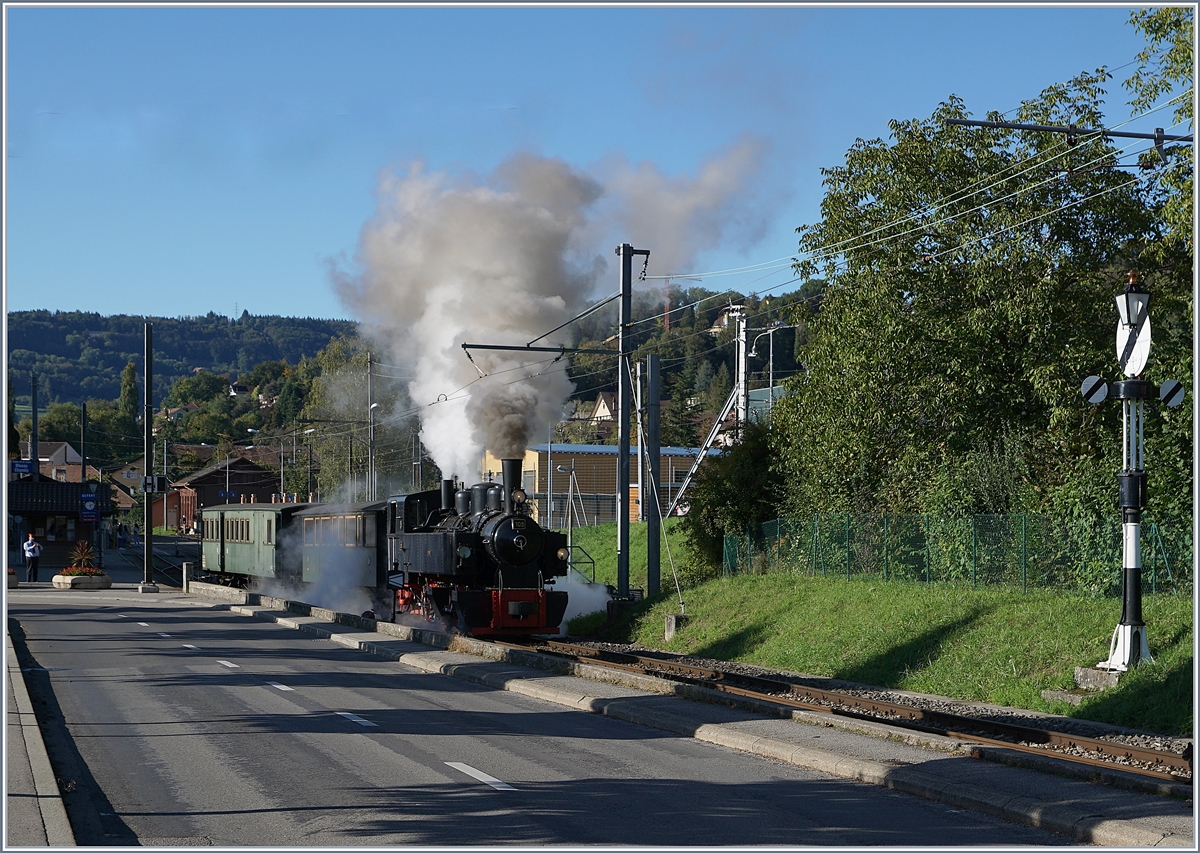 Die Blonay-Chamby Bahn G 2x 2/2 105 verlässt, durch die zunehmende Temperatur mit geringere  Dampfentwicklung als gedacht, den Bahnhof Blonay mit dem letzten Zug des Tages nach Chaulin. 3. Okt. 2020