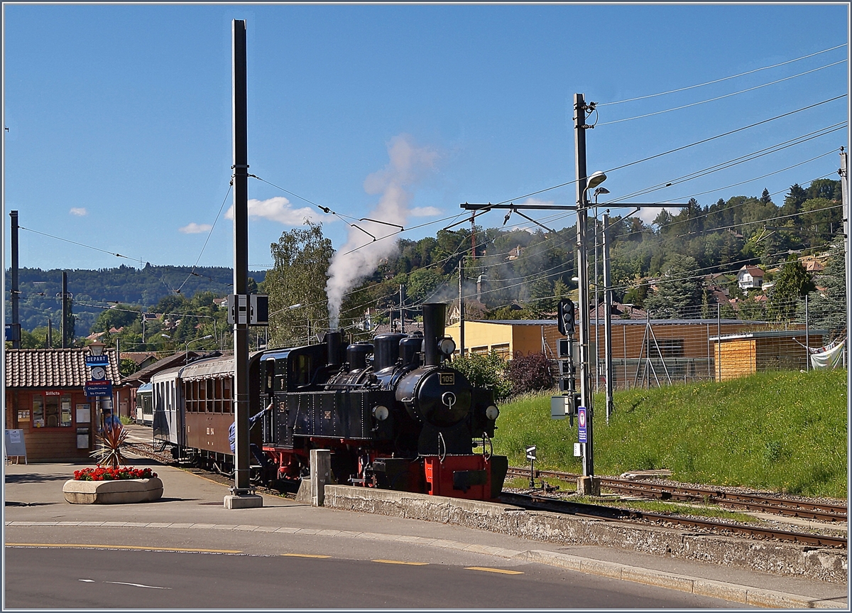 Die Blonay-Chamby G 2x 2/2 105 wartet mit dem letzten Dampfzug des Tages in Blonay auf die Abfahrt nach Chaulin. 

6. Juli 2020