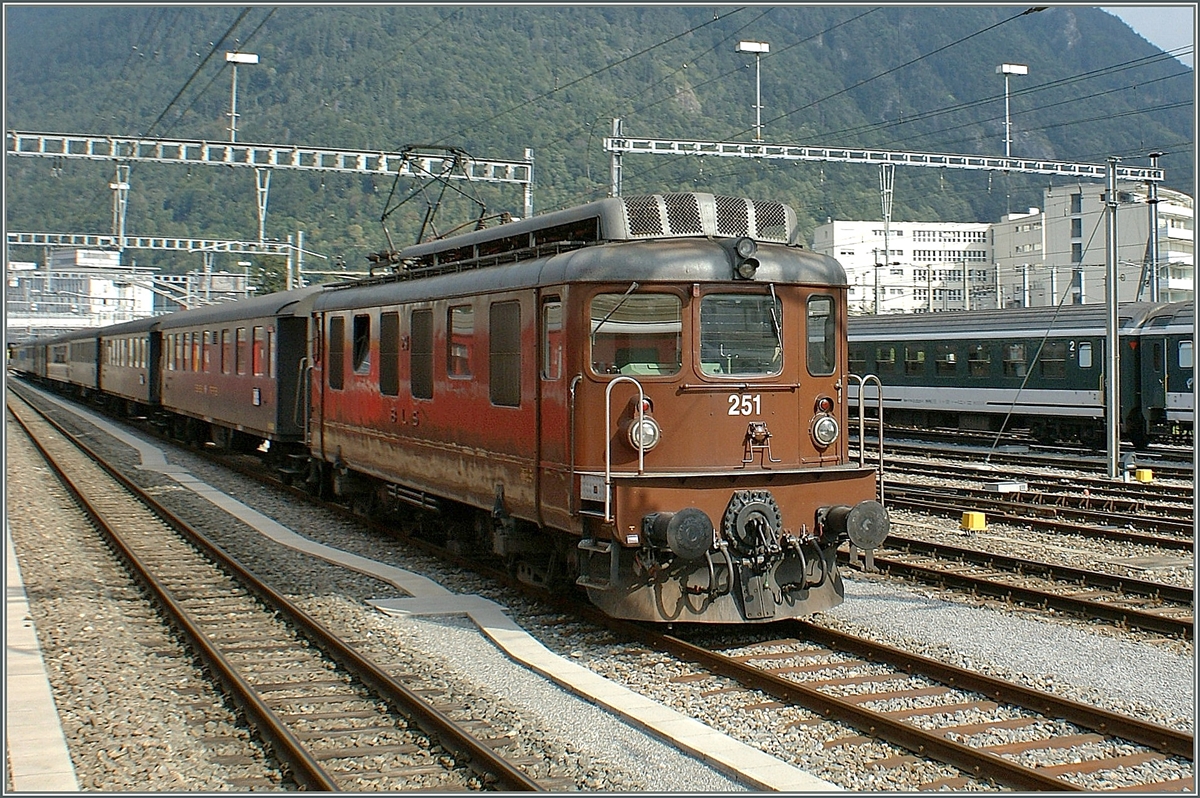 Die BLS Ae 4/4 251 mit einem Extrazug in Chur.
Wie gut kann man in den RhB Zügen noch die Fenster zum fotografieren öffnen...
12. Sept. 2009
