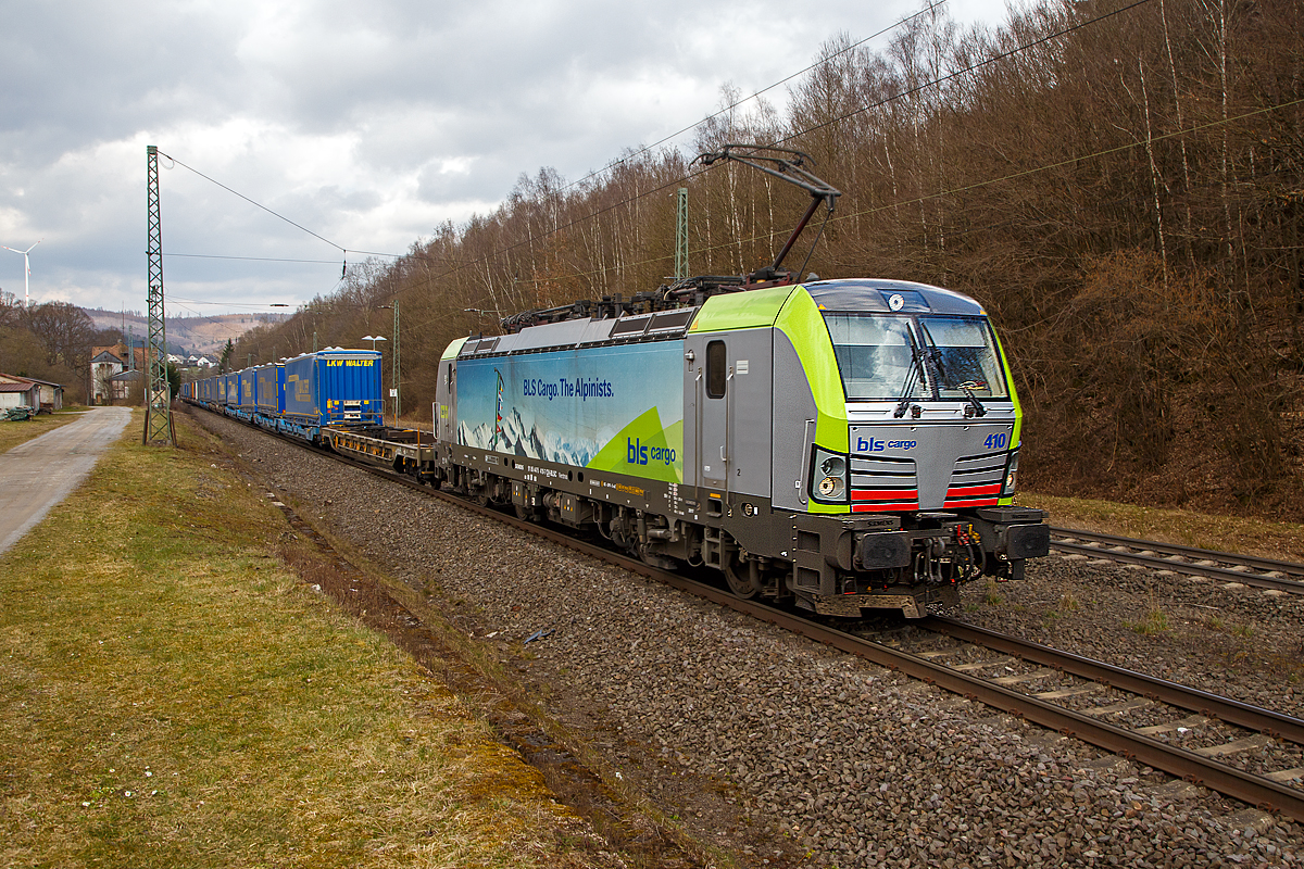 Die BLS Cargo 410 – Re 475 410-7 (91 85 4475 410-7 CH-BLSC) fährt am 26.03.202, mit einem langen KLV-Zug, durch Dillbrecht über Dillstrecke (KBS 445) in südlicher Richtung.

Die Siemens Vectron MS (200 km/h - 6.4 MW) wurden 2017 von Siemens unter der Fabriknummer 22071 gebaut, sie hat die Zulassungen für CH/D/A/I/NL und kann so vom Mittelmeer bis an die Nordsee ohne Lokwechsel durchfahren.