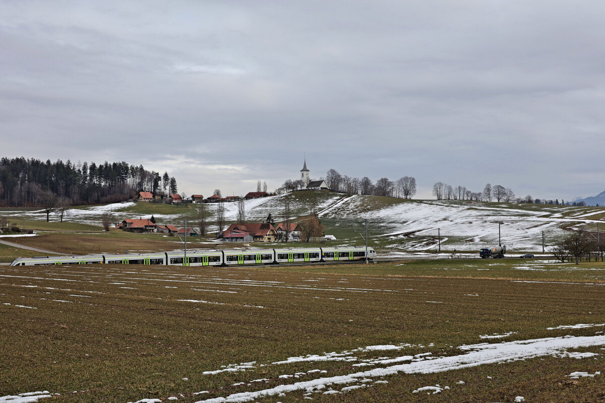 Die BLS MIKA hat die Steilrampe fast geschafft, und die kleine Kirche über Schwarzenburg kommt in Sicht. 22.Januar 2026 