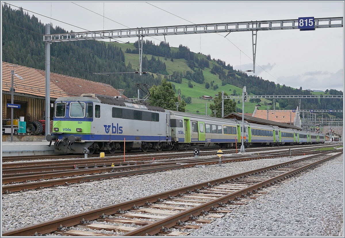 Die BLS Re 4/4 II 501 steht mit ihrem RE in Zweisimmen und wartet auf die Rückfahrt nach Interlaken Ost. 

19. Aug. 2020