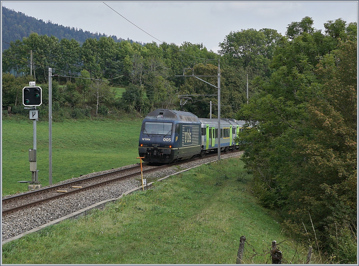 Die BLS Re 465 005 ist bei Les Geneveys sur Coffrane mit ihrem EW III RE auf dem Weg nach La Chaux de Fonds. 

3. Sept. 2020