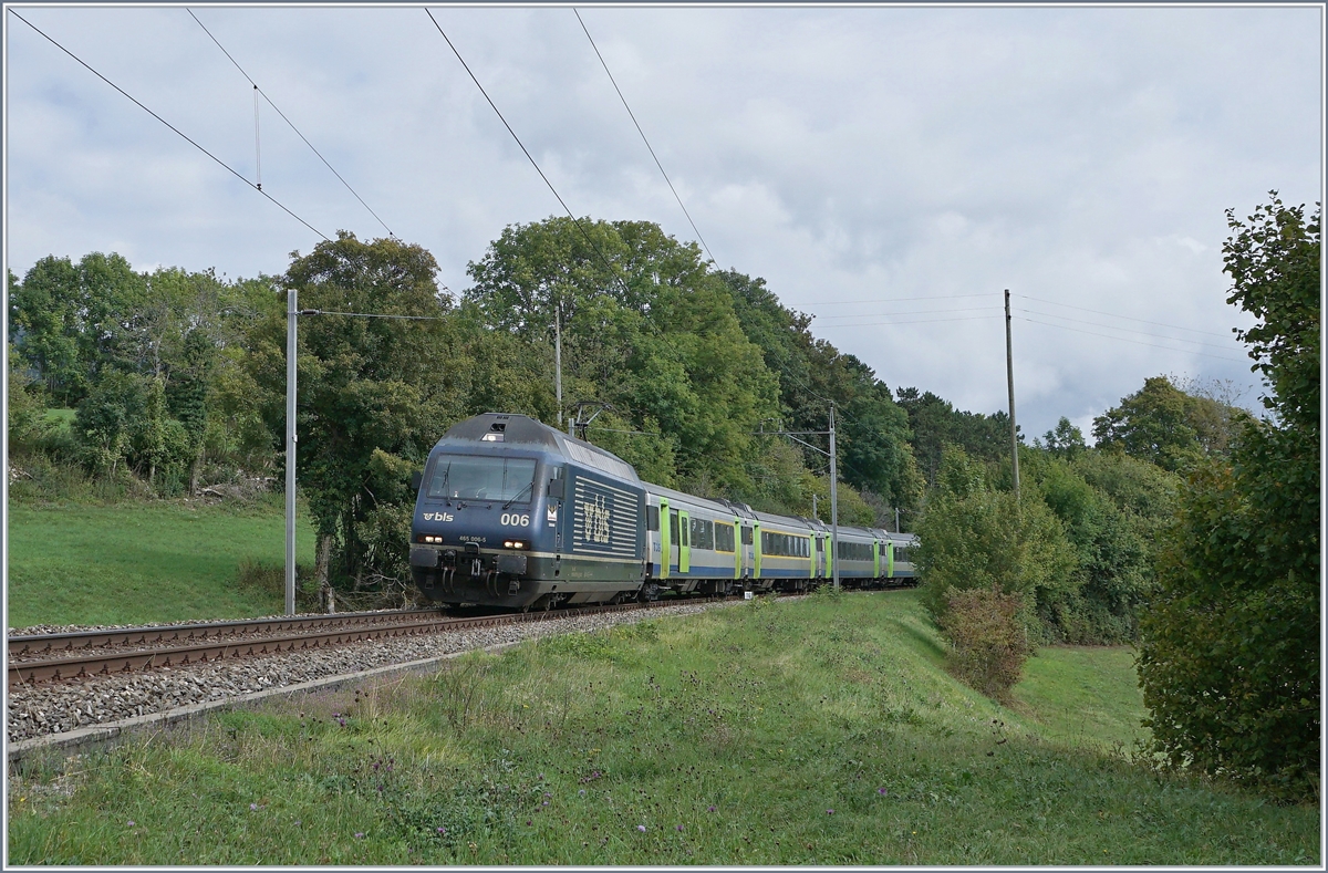 Die BLS Re 465 006 ist bei Les Geneveys sur Coffrane mit ihrem EW III RE auf dem Weg nach Bern. 

3. Sept. 2020