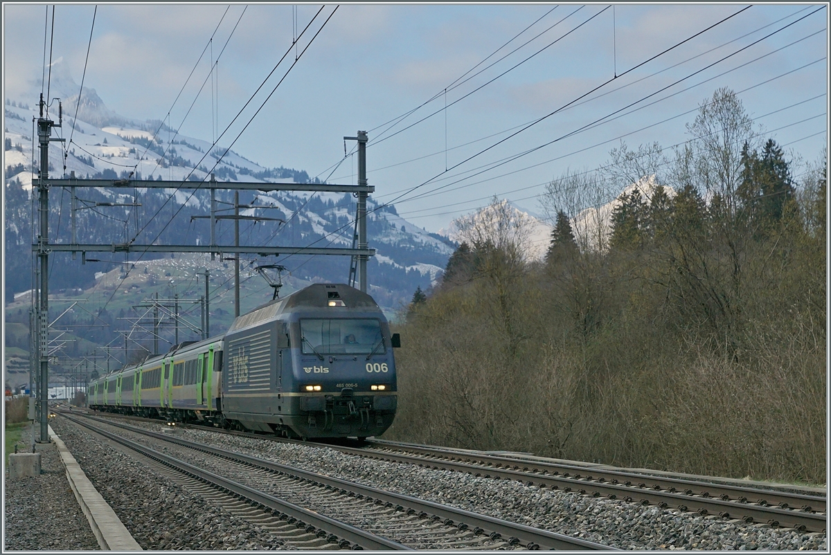 Die BLS Re 465 008 ist bei Mülenen mit ihren EW III Wagen als Regionalzug von Frutigen nach Spiez unterwegs. 

14. April 2021