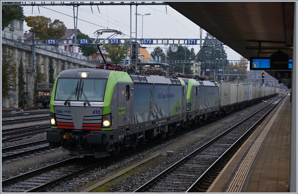 Die BLS Re 475 410 und eine weitere warten am relativ frühen (und daher dunklen) Morgen in Spiez mit einem langen Güterzug auf ihre Weiterfahrt.
9. Nov. 2017