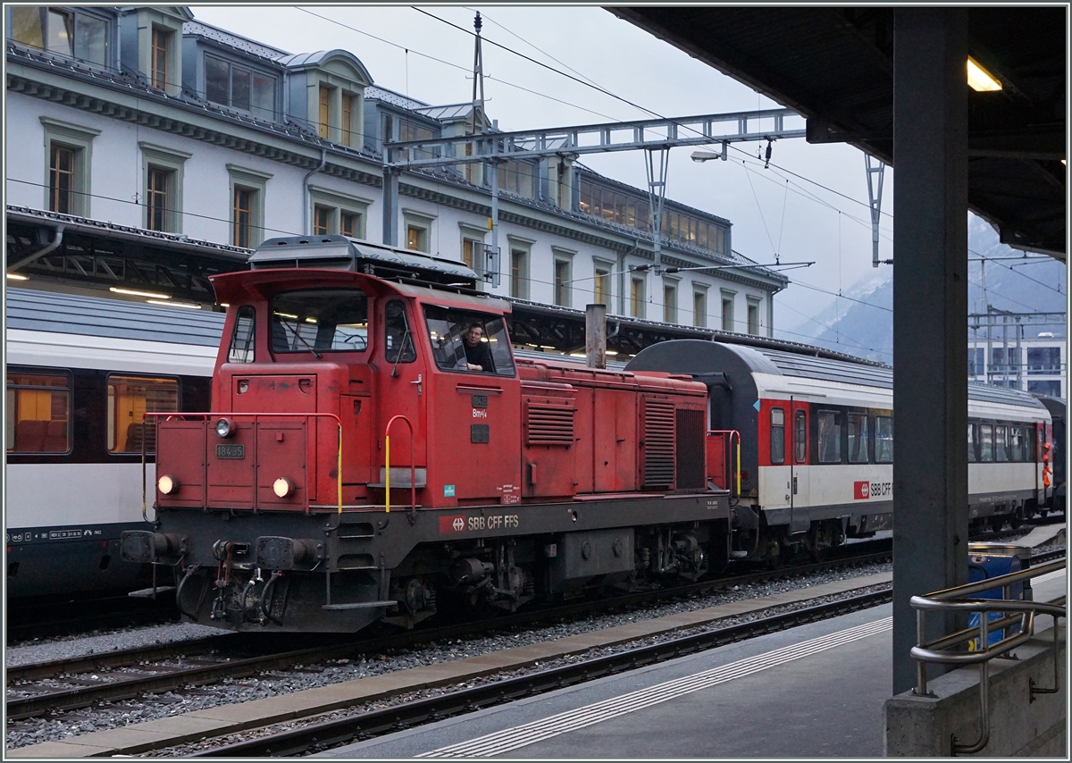 Die Bm 4/4 18435 besorgt den Rangierdienst in Brig. 
19. Feb. 2016