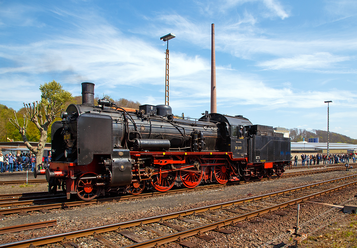 
Die Bochumer DGEG 38 2267 (90 80 0038 267-5 D-DGEG) rangiert am 30.04.2017 im Eisenbahnmuseum Bochum-Dahlhausen.

Die P8 wurde 1918 von Henschel & Sohn in Kassel unter der Fabriknummer 15695 gebaut und als P 8  2553 Erfurt  an die Preußische Staatseisenbahn geliefert. Der 2'2' T21,5  Tender ist nicht der ursprüngliche, dieser wurde bereit 1915 von den Schichau Werke in Elbing 1915 unter der Fabriknummer 2277gebaut.

Die Lok wurde nach einer Gesamtlaufleistung von 2.011.252 km am 29.Dezember 1971 von der DR abgestellt.  
Von der Ausmusterung bis zur Aufstellung als Denkmallok war die Lok im Bw Saalfeld abgestellt.  Nach der Ausmusterung wurde die Lok dann für viele Jahre im Lokschuppen in Katzhütte abgestellt. Am 5.September 1980 wurde die Lok von Katzhütte nach Wiednitz überführt. Dort wurde die Lok dann am 17.November 1981 zusammen mit drei Reko-Personenwagen als Denkmallok vor der dortigen Bahnbetriebswerkschule aufgestellt. Anfang der 1990er Jahre wurden Mitglieder der DGEG auf die P8 aufmerksam und 1991 gelang der DGEG der Kauf der Lok. 

Bezeichnungen und Eigentümer:
1918 bis 1925 als P 8  2553 Erfurt  der Preußische Staatseisenbahnen
1925 bis 1949 als 38 2267 der DRB
1949 bis 1970 als 38 2267 der DR
1970 bis 1991 als 38 2267-3 der DR (bis 1972 aktiv, später Denkmal)
seit 1991 als 38 2267 der DGEG - Deutsche Gesellschaft für Eisenbahngeschichte, seit 1992 wieder betriebsfähig.
Die Preußische P 8 (später Baureihe 38.10–40 bzw. DB 038) ist eine Personenzug-Dampflokomotive ursprünglich für die Preußischen Staatseisenbahnen, die erste wurde 1906 von der Berliner Maschinenbau AG (vormals Louis Schwartzkopff) nach Vorgaben des preußischen Lokomotiv-Dezernenten Robert Garbe konstruiert und gebaut. Sie war als Nachfolgetyp der P 6 vorgesehen. 

Da Garbe ein Verfechter möglichst einfacher Konstruktionen war, wurde für die P 8 ein Heißdampf-Zwillingstriebwerk vorgesehen. Besonders zugutekam der P 8 die gerade von Wilhelm Schmidt entwickelte Heißdampftechnik, die zu einer für die damalige Zeit herausragenden Leistungsfähigkeit führte. Die P 8 war eine sehr sparsame Lokomotive, die keine großen Ansprüche an das Können der Lokführer stellte. 

Charakteristisch für die P 8 ist der größere Abstand zwischen der mittleren und der hinteren Kuppelachse. Zu Anfang hatte die P 8 nur einen Dampfdom hinter dem Sandkasten, später kam ein vorderer Speisedom hinzu. Weitere bauliche Veränderungen betrafen u. a. die Führerhausdächer, die Windleitbleche, die Aufbauten.

Um die Lokomotive auch auf kleinen Drehscheiben drehen zu können, stattete die Preußische Staatseisenbahn die P 8 mit Tendern aus, die ursprünglich 21,5 Kubikmeter Wasser und 7 t Kohle fassten. Ab 1950 kuppelte die Deutsche Bundesbahn die Baureihe 38 mit Tendern ausgemusterter Kriegslokomotiven, vor allem mit Wannentendern, welche mehr Betriebsstoffe fassen konnten. Bei Lokomotiven, die dabei auch eine Führerhausrückwand erhielten, konnte die Höchstgeschwindigkeit bei Rückwärtsfahrt von 50 km/h auf 85 km/h erhöht werden.

Der Auftrag zum Bau der ersten zehn Maschinen wurde der Berliner Maschinenbau AG vormals L. Schwartzkopff im Januar 1906 erteilt. Die erste Maschine dieser Gattung wurde unter der Bezeichnung „Coeln 2401“ in Dienst gestellt. Die Probefahrten mit bis zu 14 D-Zugwagen am Haken zwischen Güsten und Sangerhausen verliefen erfolgreich.

Von 1906 bis einschließlich 1918 wurden 1887 Stück der P 8 für die deutschen Länderbahnen und die Militär-Eisenbahnen-Direktionen Brüssel und Warschau hergestellt. Von 1919 bis 1923 kamen weitere 1669 Maschinen hinzu, womit für deutsche Verwaltungen insgesamt 3556 Exemplare entstanden.

Die P 8 war sehr vielseitig verwendbar. Sie fand bis auf den schweren Schnell- und Güterzugdienst vor fast jedem Zug Verwendung. Die Bahnverwaltungen konnten auf diese Maschinen sehr lange Zeit nicht verzichten, denn die letzten P 8 wurden bei der Deutschen Reichsbahn 1972 und bei der Deutschen Bundesbahn erst 1974 ausgemustert. Mehr als 500 P 8 erreichten ein Dienstalter von über 50 Jahren.

Die meisten P 8 baute die Berliner Maschinenbau AG mit 1025 Stück, gefolgt von Henschel & Sohn in Cassel mit 742 Stück. Bis auf die Lokomotivbauer Hartmann und Esslingen lieferten später alle deutschen Lokomotivfabriken Loks vom Typ P 8.

TECHNISCHE DATEN:
Gebaute Anzahl: 3946
Baujahre: 	1906–1930
Bauart: 2’C h2
Gattung: P 35.17
Spurweite: 	1.435 mm (Normalspur)
Länge über Puffer: 18.585 mm
Höhe: 4.550 mm
Leergewicht: 70,70 t
Dienstgewicht (Lok und Tender): 	120 t
Höchstgeschwindigkeit: 100 km/h (vorwärts) / 50 km/h (rückwärts)
Indizierte Leistung: 868 kW / 1.180 PS
Treibraddurchmesser: 	1.750 mm
Laufraddurchmesser vorn: 1.000 mm
Steuerungsart: 	Heusinger
Zylinderdurchmesser: 	575 mm
Kolbenhub: 630 mm
Kesselüberdruck:  12 bar
Wasservorrat: 21,5 m³
Kohlevorrat: 7 t
Zugheizung: Dampf
