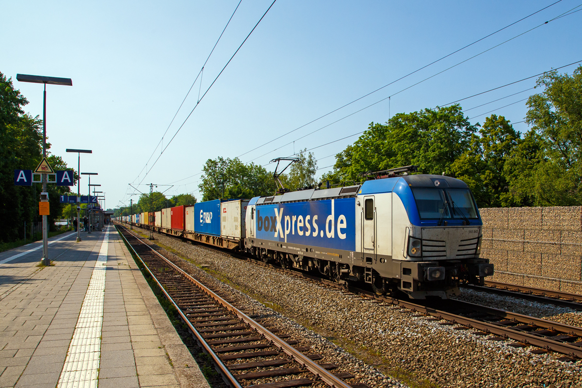 
Die boxXpress.de 193 843 (91 80 6193 843-0 D-BOXX) fährt am 05.06.2019 mit einem Containerzug durch Gröbenzell in Richtung München. Die Vectron AC (160 km/h - 6.4 MW) wurde 2015 von Siemens in München unter der Fabriknummer 21937 gebaut.
