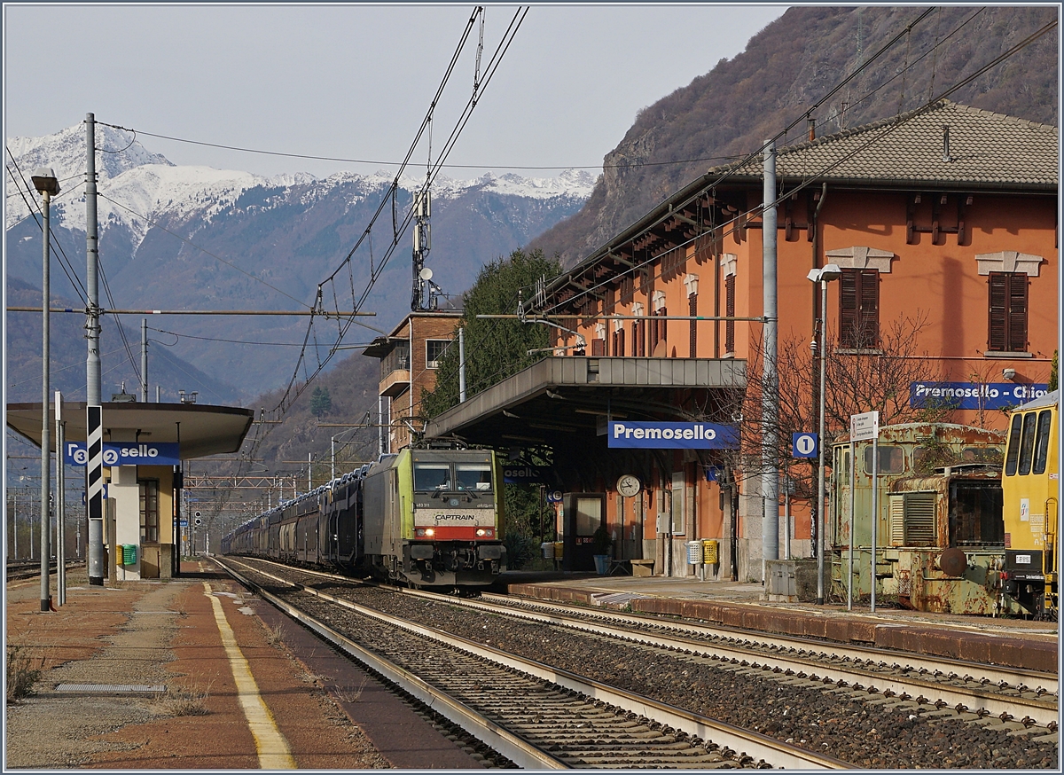 Die CAPTRAIN E 483 311 (UIC 91 83 2483 311-3 I-AKIEM) fährt mit einem langen Blockzug für Neuwagen durch den Bahnhof von Premosello Chiavenda Richtung Süden.
 29. Nov. 2018