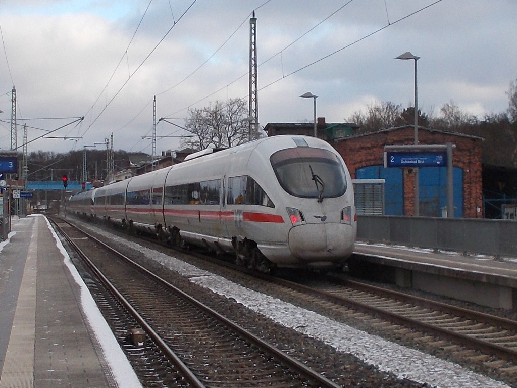 Die Dnischen ICE-TD bleiben zwar im Norden nur ging es fr drei Einheiten Richtung Nordosten zum Abstellen.Am 05.Januar 2017wurden Diese nach Mukran gebracht.Aufnahme bei der Durchfahrt in Bergen/Rgen.