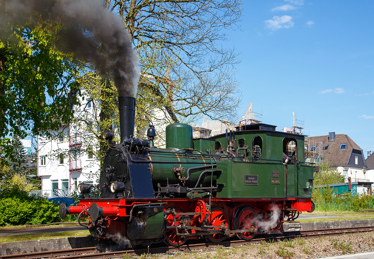 Die Dampflok  Waldbröl  des Eisenbahnmuseums Dieringhausen am 05.05.2016 beim Wasserfasen im Bahnhof Wiehl.

Die Lok wurde 1914 unter Fabrik-Nr. 2243 von der Maschinenfabrik Arnold Jung Lokomotivenfabrik GmbH in Jungenthal b. Kirchen a.d. Sieg für die Kleinbahn Bielstein-Waldbröl gebaut und dort als Lok  Waldbröl  bezeichnet. Sie ähnelt sehr stark der Preußischen T 3, so ist auch die heutige UIC Nummer 90 80 00 89 984-3 D-EMD.

Nach der Streckenstillegung (1966) war sie als Denkmal abgestellt und 42 Jahre kalt. Heute ist die Dampflok  Waldbröl  des Eisenbahnmuseums Dieringhausen das Zugpferd des Projekts  Bergischer Löwe .

TECHNISCHE DATEN:
Hersteller: Arnold Jung Lokomotivfabrik GmbH, Jungenthal b. Kirchen a.d. Sieg
Fabriknummer: 2243
Baujahr: 1914
Spurweite: 1.435 mm (Normalspur)
Achsfolge C
Typ: C n 2 t
Länge über Puffer: 9.050 mm
Rad - Durchmesser: 1.100 mm
Radstand gesamt: 3.000 mm
Gewicht: 40 t
Brems - Gewicht: 28 t
Leistung: 370 PS
Höchstgeschwindigkeit: 40 km/h
Kesselüberdruck: 13 bar
Heizfläche: gesamt: 86 m²
Rostfläche: 1,5 m²
Zylinderdurchmesser: 400 mm
Zylinderhub: 550 mm
Steuerung: Bauart Heusinger
Wasservorrat: 4,5 m³
Kohlenvorrat: 1,5 m³
Kaufpreis: 36 200 Reichsmark 