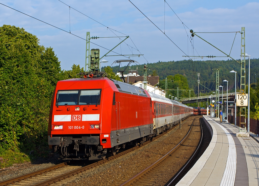 Die DB 101 004-0 mit dem DB Autozug AZ 1356 Narbonne-D�sseldorf Hbf, f�hrt am 23.08.2013 durch den Bahnhof Kirchen/Sieg. 

Der Autozug kommt aus Narbonne dies liegt an der s�dfranz�sischen Mittelmeerk�ste in der Provinz Languedoc-Roussillon. 
