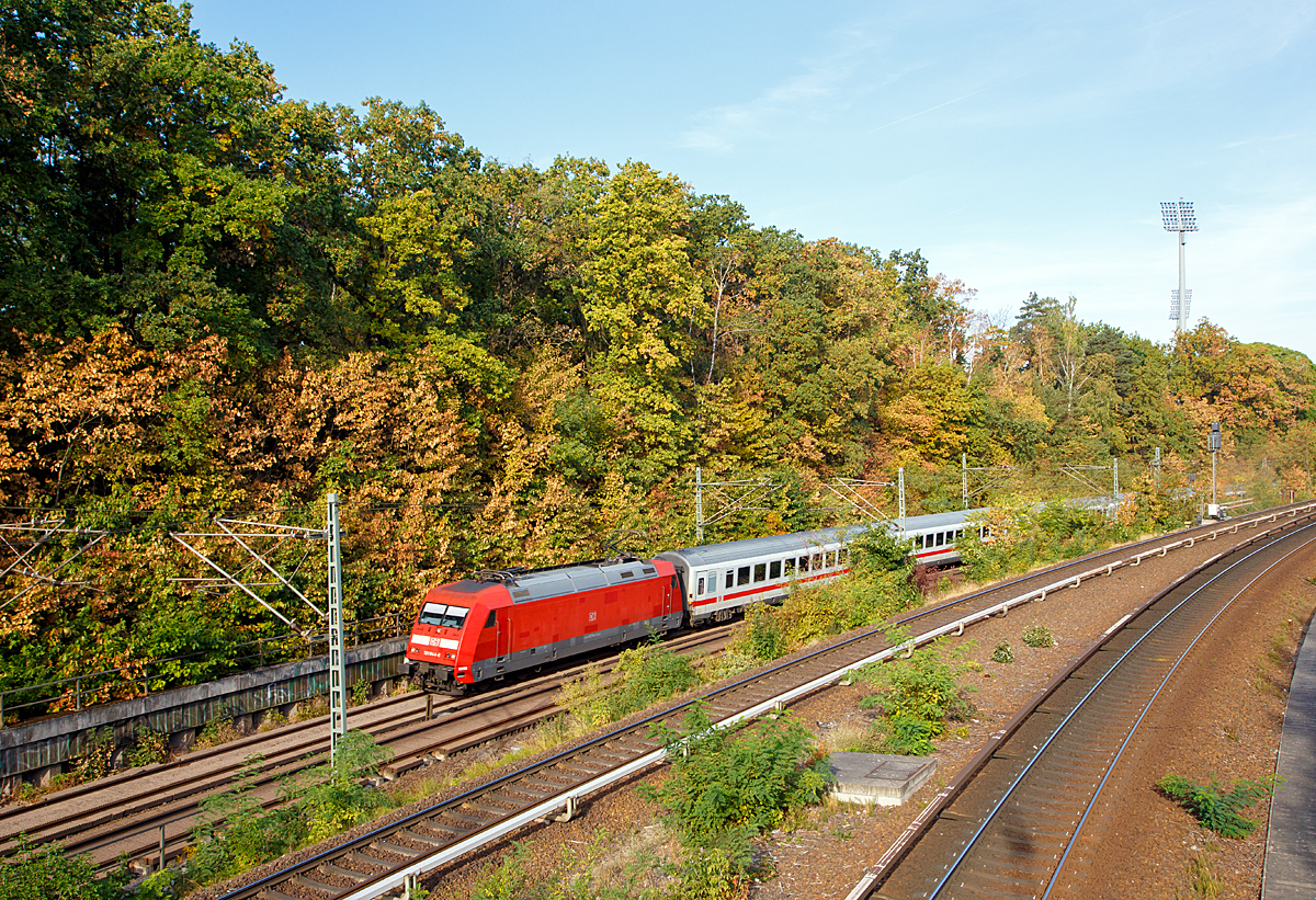 
Die  DB 101 044-6 fährt am 18.09.2018 mit einem IC, bei der Station Berlin Messe Süd (Eichkamp), in Richtung Berlin Hbf.