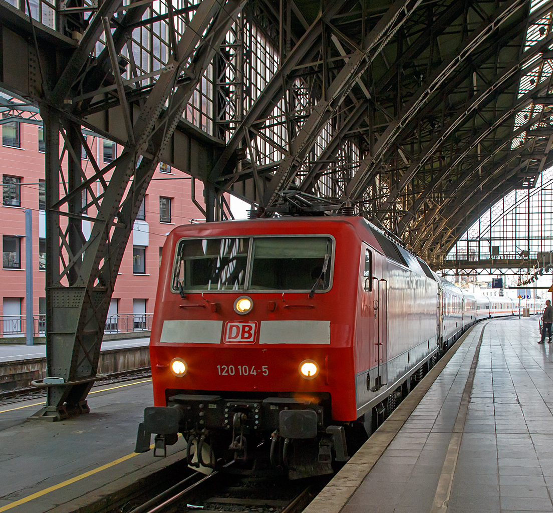 
Die DB 120 104-5 f�hrt am 08.03.2015 mit dem IC 2408 (K�ln - Hamburg-Altona) in den Hauptbahnhof K�ln (Gleis 2) ein. 

Die Lok wurde 1987 von Thyssen-Henschel in Kassel unter der Fabriknummer 32882 gebaut, der elektrische Teil ist von Brown, Boveri & Cie AG (BBC). Sie hat heute die NVR-Nummer 91 80 6120 104-5 D-DB und geh�rt der DB Fernverkehr AG.

