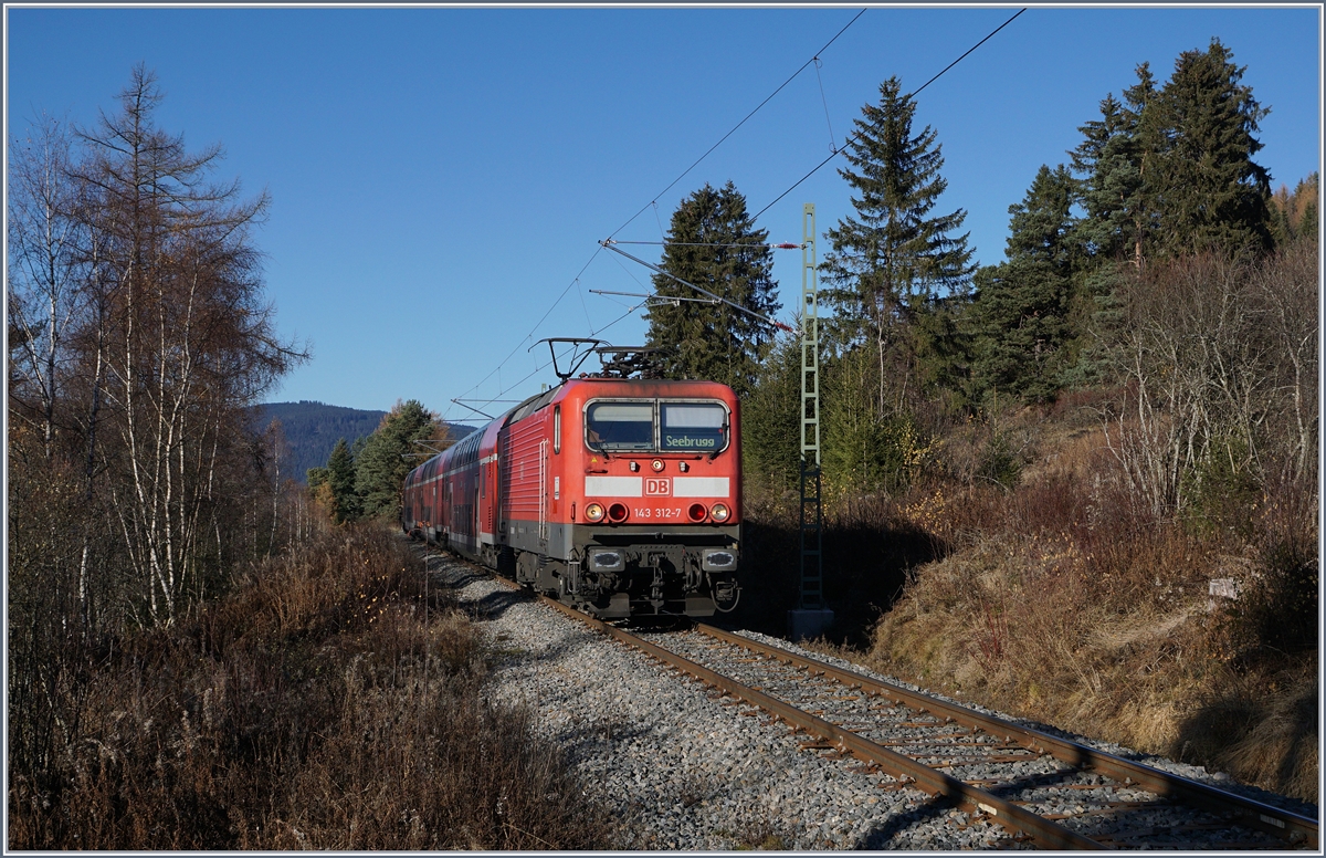 Die DB 143 312-7 zwischen Aha und Schluchsee auf der Dreiseebahn. Zwischenzeitlich sind die Loks durch durch 146 ersetzt worden. Zum Zeitpunkt der Aufnahme wusste ich um die bevorstehende �nderung nicht Beschied, ansonsten h�tte ich sicher das eine oder andere zus�tzliche Bild gemacht.
29. Nov. 2016