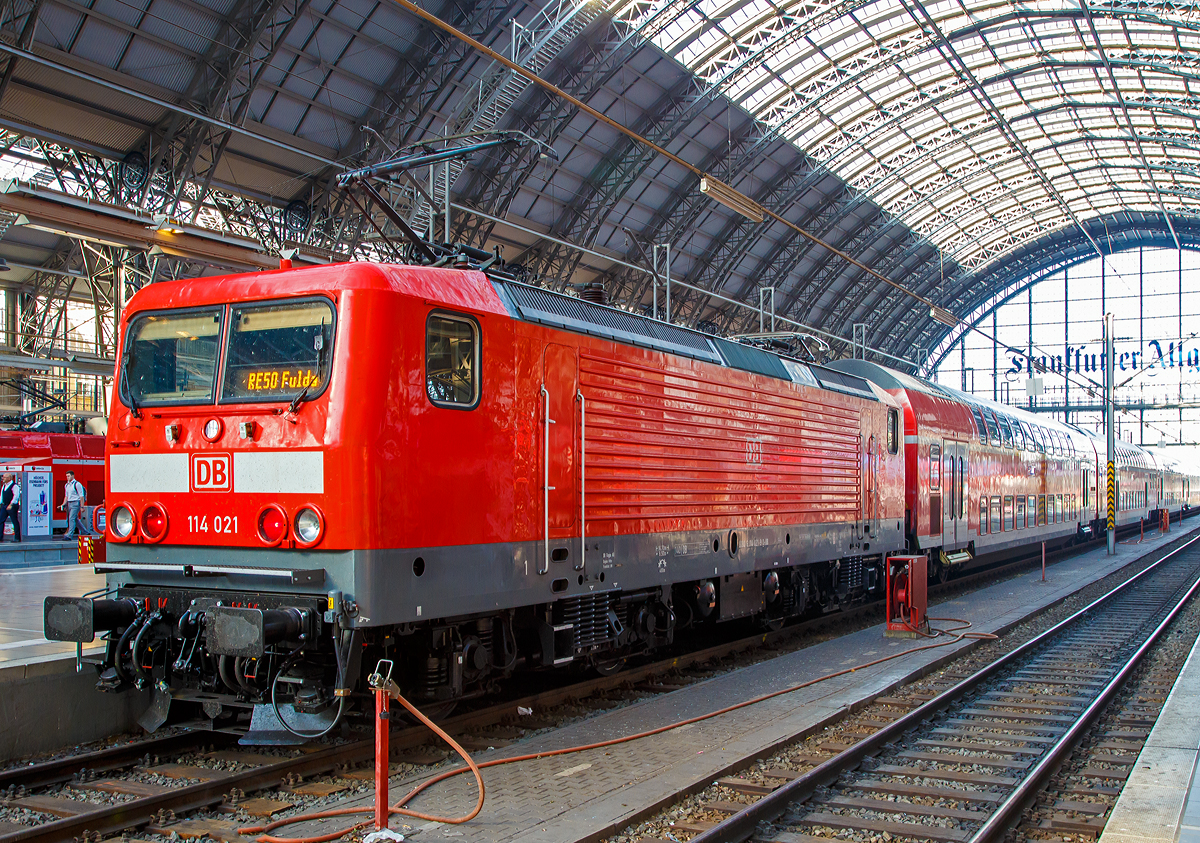 
Die DB Regio 114 021 (91 80 6114 021-9 D-DB), ex DR 112 021-1, steht am 01.08.2019, mit dem RE 50  Kinzigtalbahn  nach Fulda, im Hbf Frankfurt am Main zur Abfahrt bereit.

Die Lok wurde 1991 bei LEW (VEB Lokomotivbau Elektrotechnische Werke „Hans Beimler“, ab 1992  AEG Schienenfahrzeuge Hennigsdorf GmbH) in Hennigsdorf unter der Fabriknummer 21314 gebaut und als DR 112 021-1 an die Deutsche Reichsbahn geliefert, ab 1994 dann DB 112 021-5. Mit dem Übergang zur DB Regio wurde sie dann 2000 in 114 021-1ungezeichnet.  