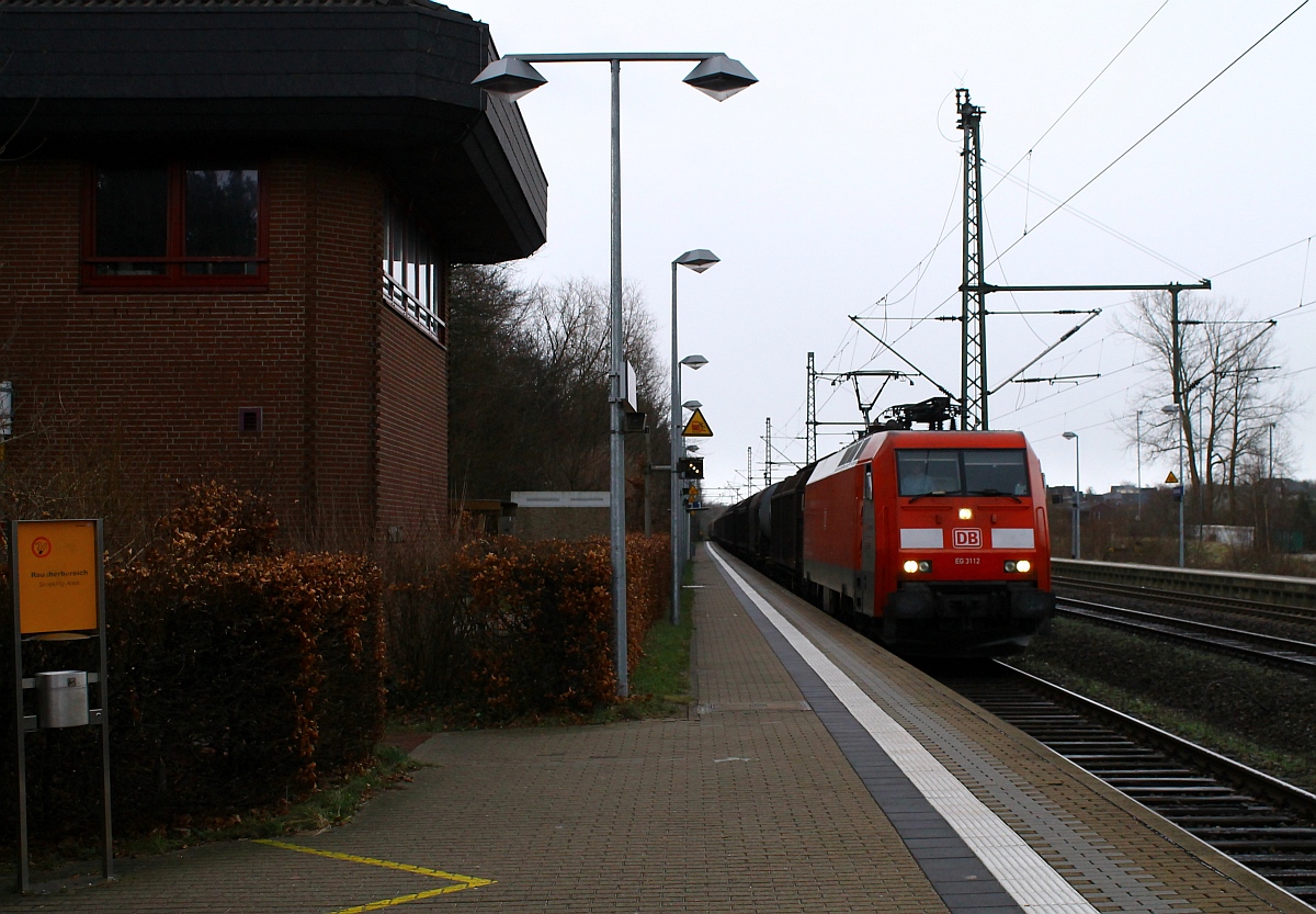 Die DBS/RSC EG 3112 hat hier den 98493(721m,1600t) am Haken der ursprünglich mal KT 44730 hieß aber wegen einer Verspätung von mehr als 20 Std eine neue Nummer bekam. Schleswig 11.01.2015